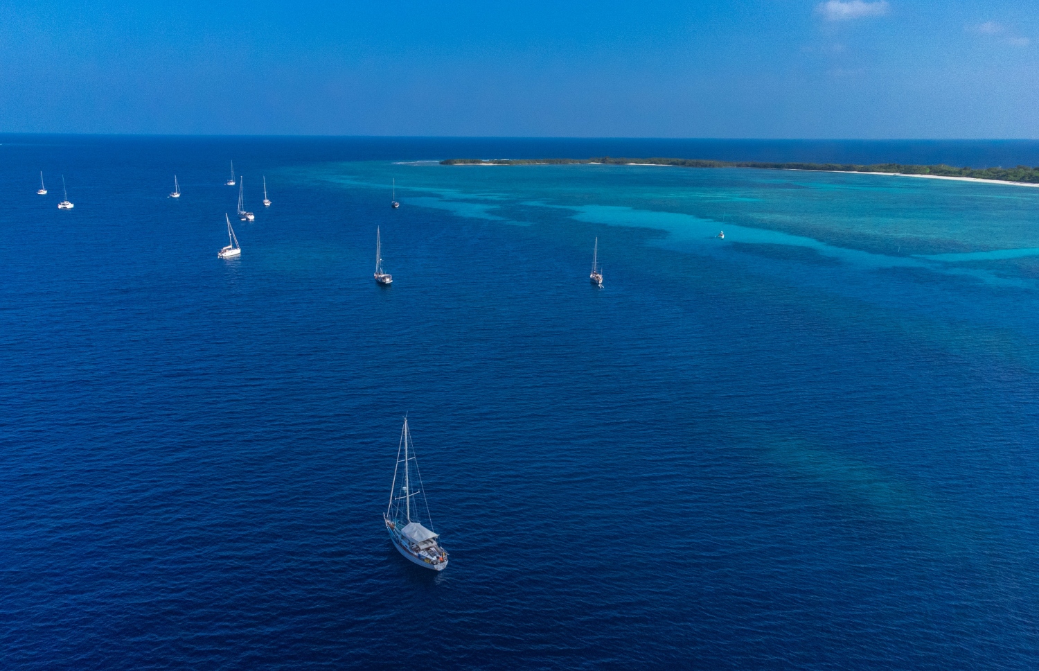 ޖެނުއަރީ 4، 2022: ރާއްޖޭގައި ސަގާފީ ޓޫރިޒަމް ކުރިއެރުވުމުގެ ގޮތުން މޯލްޑިވްސް އިންޓަގްރެޓެޑް ޓޫރިޒަމް ޑެވެލޮޕްމަންޓް ކޯޕަރޭޝަން (އެމްއައިޓީޑީސީ) އިން ބާއްވާ ބައިނަލްއަގުވާމީ ޔޮޓު ރެލީ "ސަވާދީއްތަ ދަތުރު" ގައި ބައިވެރިވާ ޔޮޓްތައް ހއ. އުލިގަމު ބަނދަރުގައި. ބޭރުގެ ޔޮޓްތައް އާންމުކޮށް އަންނަ އުލިގަމު ބަނދަރުން ފެށިގެން ރާއްޖޭގެ 15 ރަށަކަށް މި ދަތުރުގައި ގޮސް އާސާރީ ތަންތަނަށް ޒިޔާރަތްކުރާނެ. -- ފޮޓޯ: ހުސެން