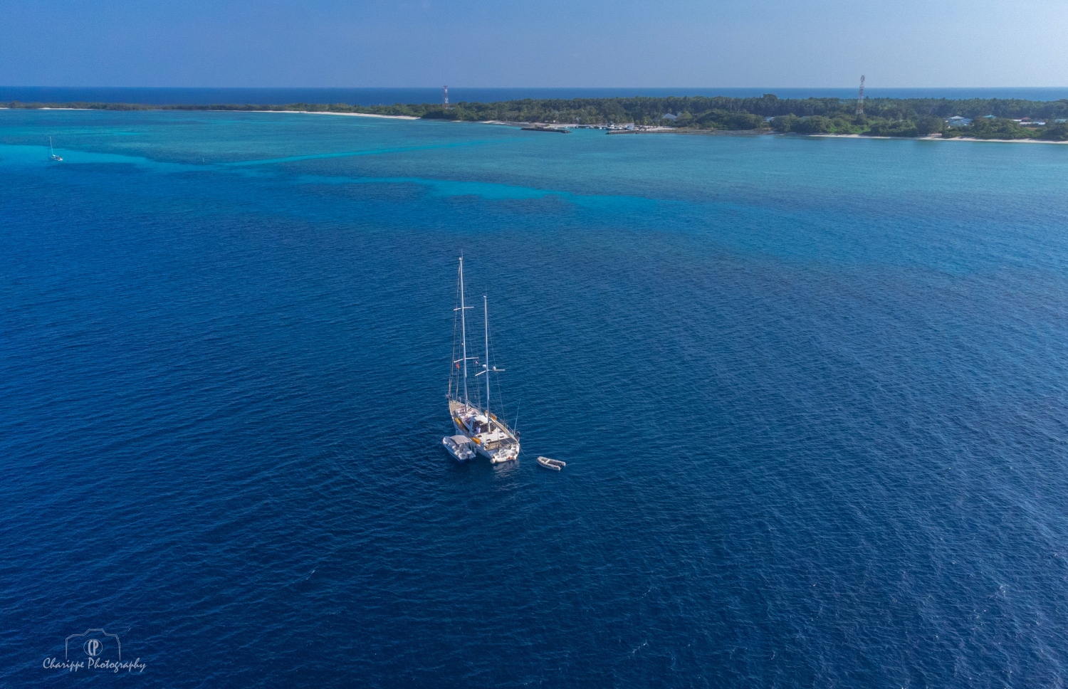 ޖެނުއަރީ 4، 2022: ރާއްޖޭގައި ސަގާފީ ޓޫރިޒަމް ކުރިއެރުވުމުގެ ގޮތުން މޯލްޑިވްސް އިންޓަގްރެޓެޑް ޓޫރިޒަމް ޑެވެލޮޕްމަންޓް ކޯޕަރޭޝަން (އެމްއައިޓީޑީސީ) އިން ބާއްވާ ބައިނަލްއަގުވާމީ ޔޮޓު ރެލީ "ސަވާދީއްތަ ދަތުރު" ގައި ބައިވެރިވާ ޔޮޓްތައް ހއ. އުލިގަމު ބަނދަރުގައި. ބޭރުގެ ޔޮޓްތައް އާންމުކޮށް އަންނަ އުލިގަމު ބަނދަރުން ފެށިގެން ރާއްޖޭގެ 15 ރަށަކަށް މި ދަތުރުގައި ގޮސް އާސާރީ ތަންތަނަށް ޒިޔާރަތްކުރާނެ. -- ފޮޓޯ: ހުސެން