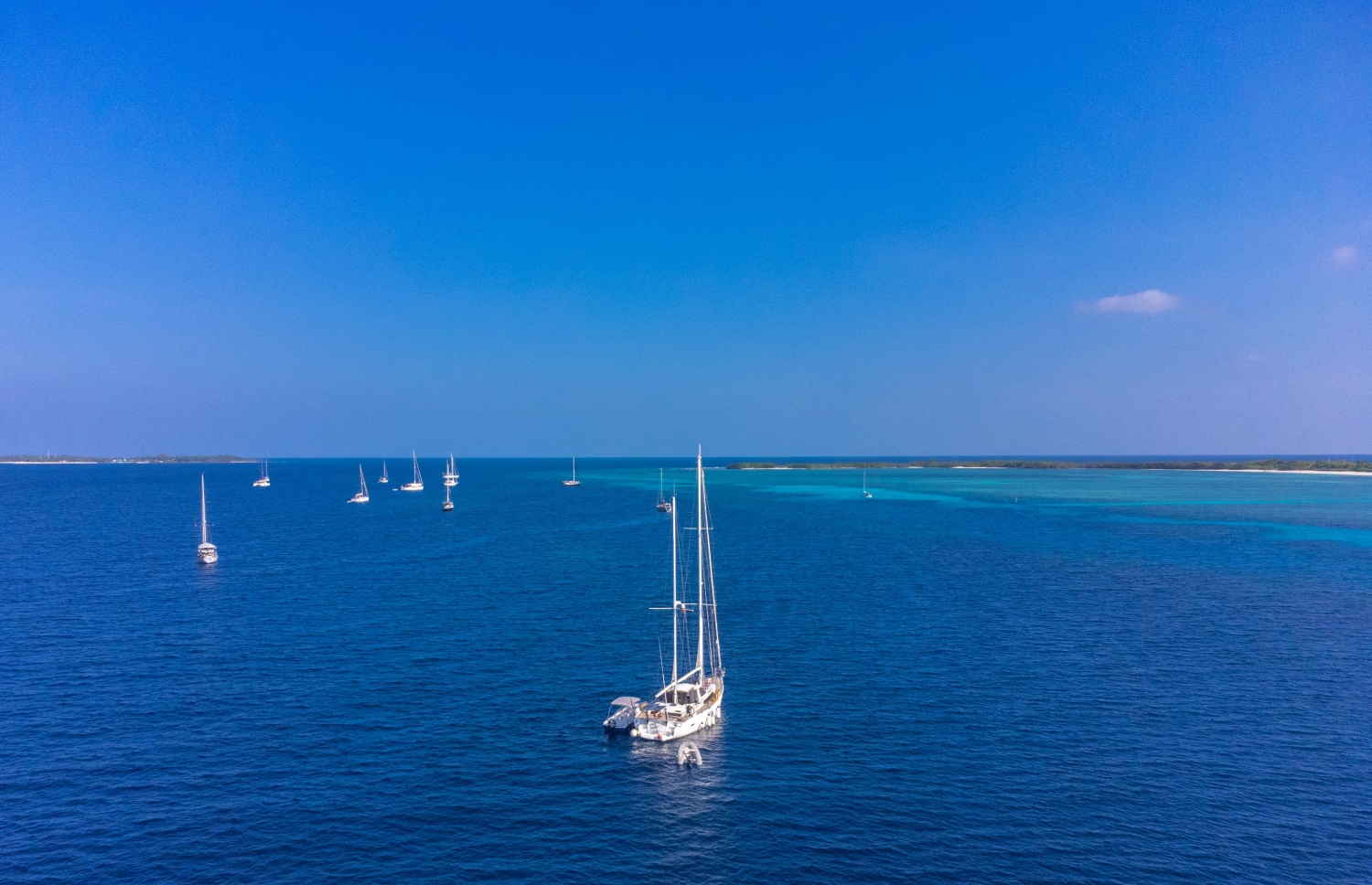 ޖެނުއަރީ 4، 2022: ރާއްޖޭގައި ސަގާފީ ޓޫރިޒަމް ކުރިއެރުވުމުގެ ގޮތުން މޯލްޑިވްސް އިންޓަގްރެޓެޑް ޓޫރިޒަމް ޑެވެލޮޕްމަންޓް ކޯޕަރޭޝަން (އެމްއައިޓީޑީސީ) އިން ބާއްވާ ބައިނަލްއަގުވާމީ ޔޮޓު ރެލީ "ސަވާދީއްތަ ދަތުރު" ގައި ބައިވެރިވާ ޔޮޓްތައް ހއ. އުލިގަމު ބަނދަރުގައި. ބޭރުގެ ޔޮޓްތައް އާންމުކޮށް އަންނަ އުލިގަމު ބަނދަރުން ފެށިގެން ރާއްޖޭގެ 15 ރަށަކަށް މި ދަތުރުގައި ގޮސް އާސާރީ ތަންތަނަށް ޒިޔާރަތްކުރާނެ. -- ފޮޓޯ: ހުސެން