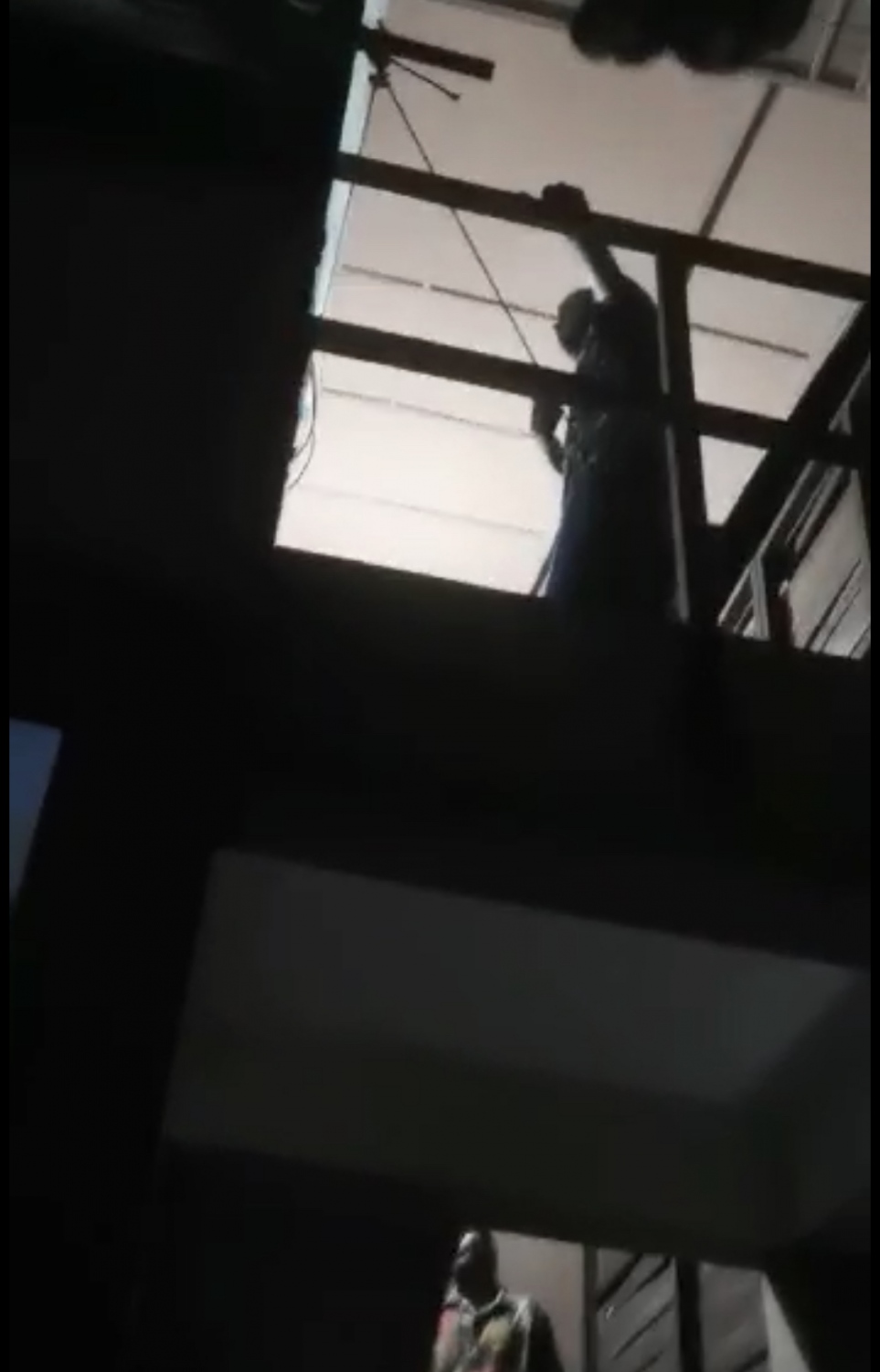 އީސީގެ އޮފިޝަލުން ތިބި ގެސްޓް ހައުސްގައި ޕީޕީއެމްގެ ސަޕޯޓަރުން.