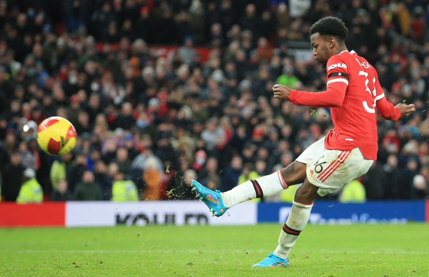 އެލަންގާ ޔުނައިޓެޑުގެ އަށްވަނަ ޕެނަލްޓީ ފޮނުވާލަނީ.-- ފޮޓޯ: އޭއެފްޕީ