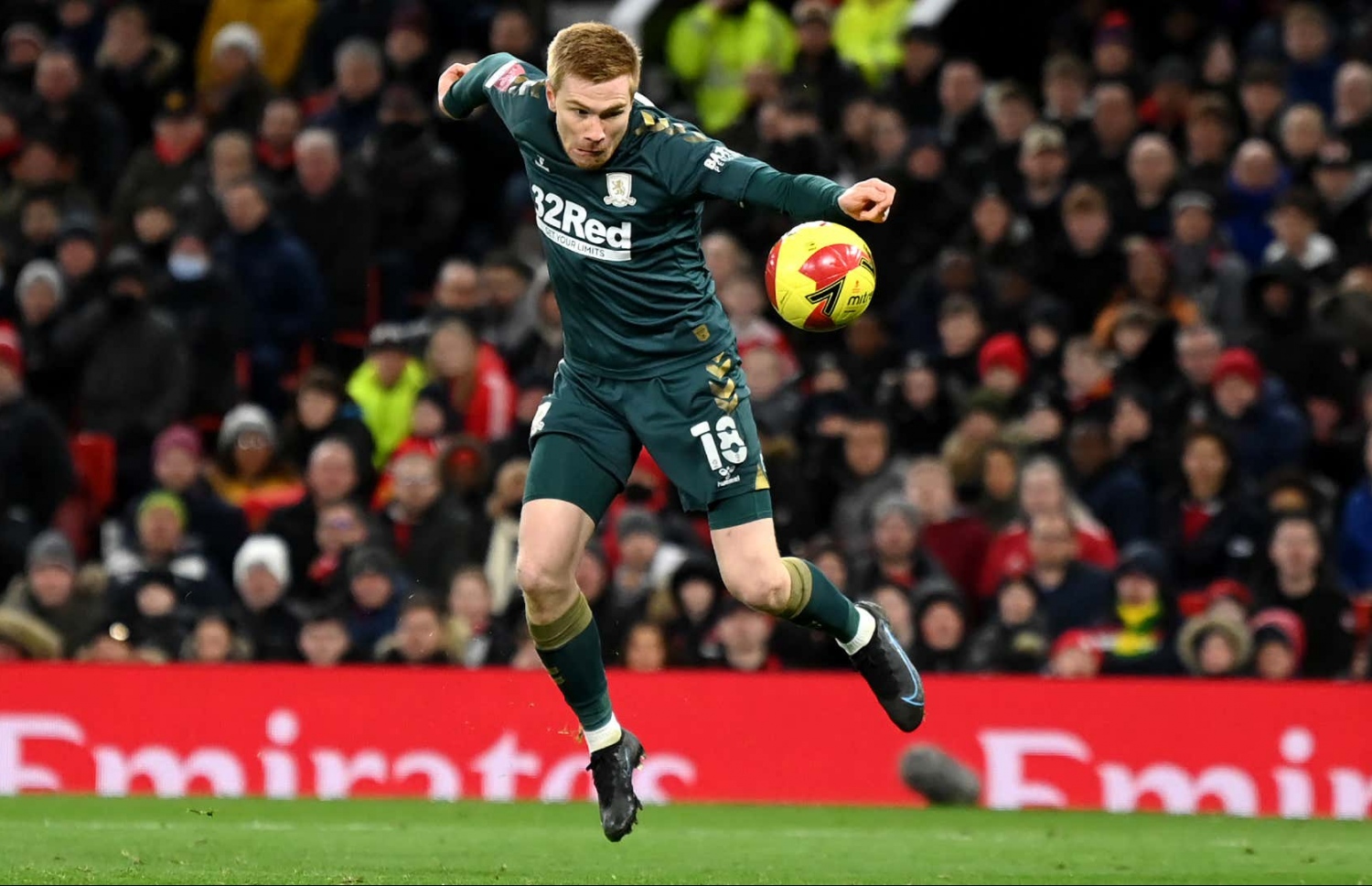 މިޑްލްސްބަރާއިން ގޯލު ޖަހަން ތަނަވަސްކުރި ބޯޅަ ކޮންޓްރޯލް ކުރަން އުޅުމުގެ ތެރޭގައި ވަޓްމޯގެ އަތުގައި ބޯޅަ ޖެހެނީ.