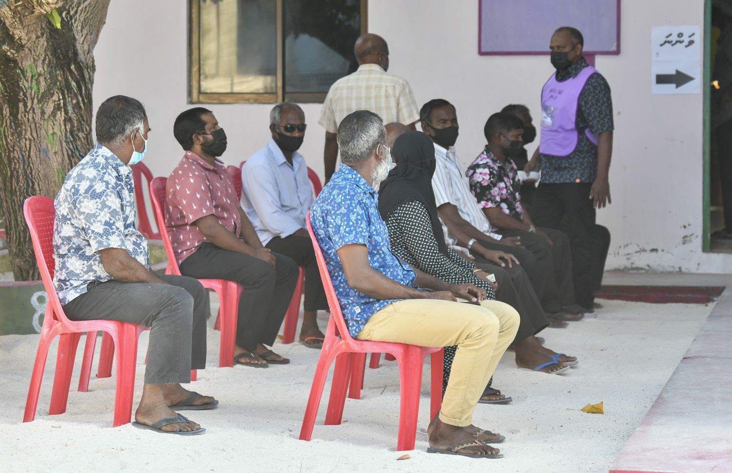 ކޮމަންޑޫގައި މިއަދު ބަޔަކު ވޯޓު ލާން ކިޔޫގައި -- ފޮޓޯ/ ފަޔާޒް މޫސާ/ މިހާރު