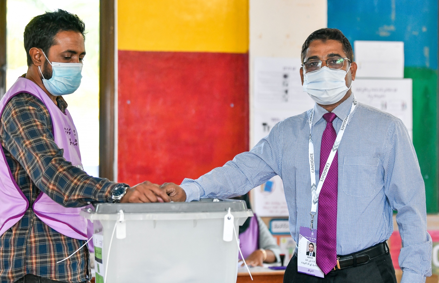 ކޮމަންޑޫ ދާއިރާއަށް ޕީޕީއެމްގެ ފަރާތުން ވާދަކުރެއްވި މޫސާ ފަތުހީ އާދަމް އެ ރަށު ޕްރީ ސްކޫލުގައި ގާއިމް ކޮށްފައިވާ ވޯޓް ފޮއްޓަށް ވޯޓްލަނީ-- ފޮޓޯ: ފަޔާޒު މޫސާ / މިހާރު