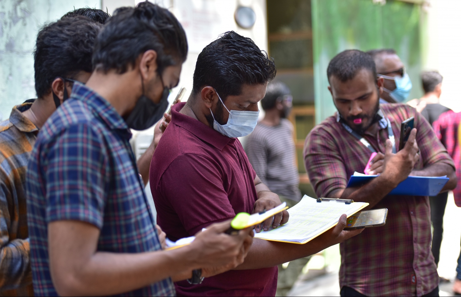 އިސްކަންދަރު ސްކޫލްގައި ހުންނަ ވޯޓުލާ މަރުކަޒު ބޭރުގައި އޮބްޒާވަރުން ހަރަކާތްތެރިވަނީ-- ފޮޓޯ: ނިޝާން އަލީ/ މިހާރު