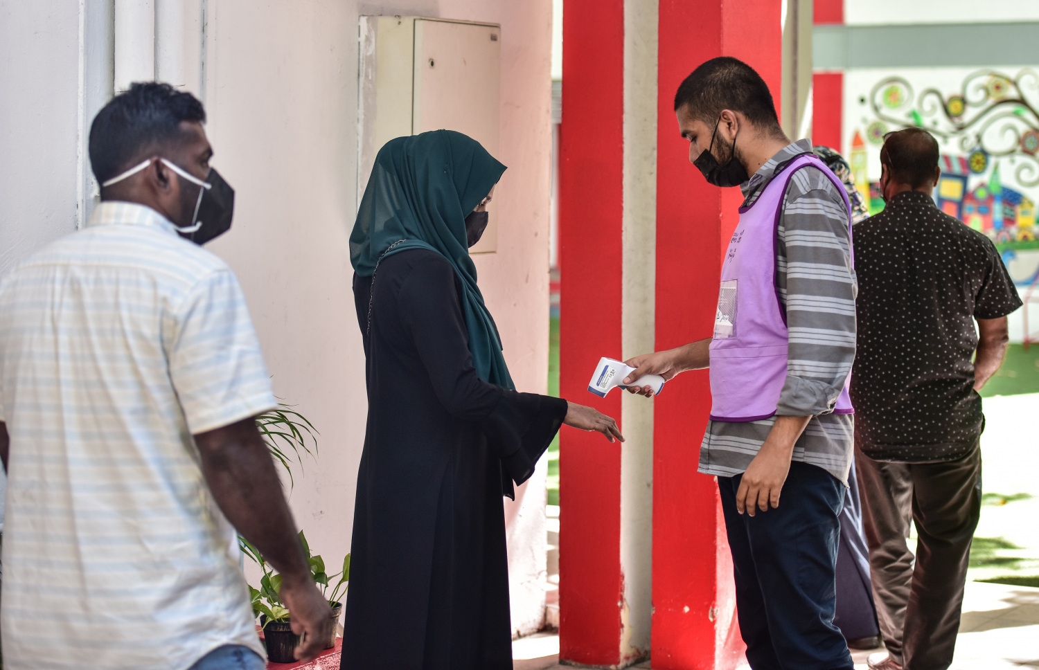 އިސްކަދަރު ސްކޫލު ވޯޓުލާ މަރުކަޒަށް ވަދުމުގެ ކުރިން އިލެކްޝަންގެ އޮފިޝަލުން ވޯޓުލާން ވަންނަ މީހުންގެ ހުން ބަލަނީ-- ފޮޓޯ: ނިޝާން އަލީ / މިހާރު