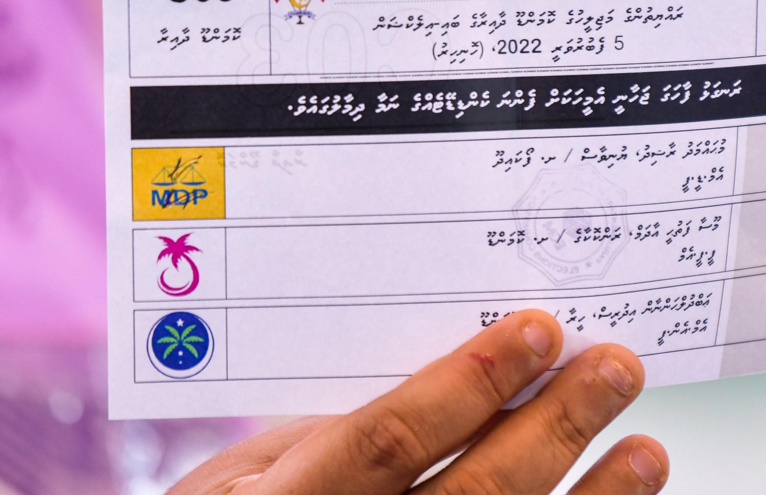އިންތިހާބެއްގައި ވޯޓު ގުނަނީ --- ފޮޓޯ/މިހާރު