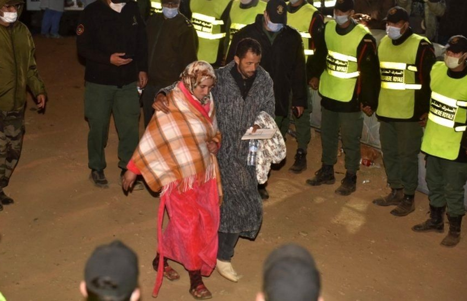 ރަޔާން ވަޅުން ނެގުމުން އޭނާގެ މަންމަ އާއި ބައްޕަ އެ ސަރަހައްދުން ދަނީ. --ފޮޓޯ:އީޕީއޭ