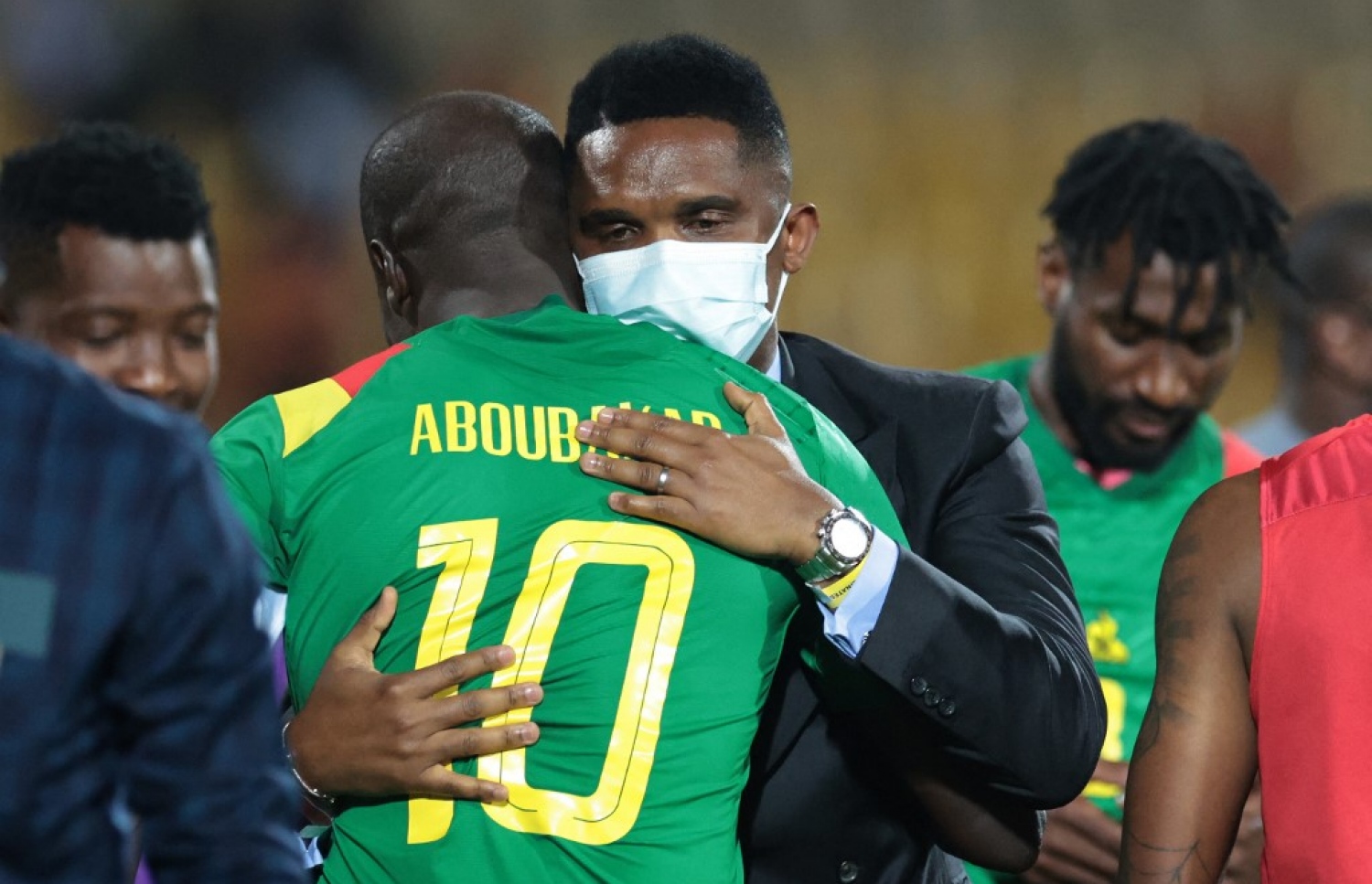 މެޗަށް ފަހު އަބޫބަކާ، ކެމަރޫންގެ ކުރީގެ ތަރި އަދި މިހާރު އެގައުމުގެ ފުޓުބޯޅަ ފެޑެރޭޝަންގެ ރައީސް ސެމުއެލް އެޓޫއާ އެކު.-- ފޮޓޯ: އޭއެފްޕީ