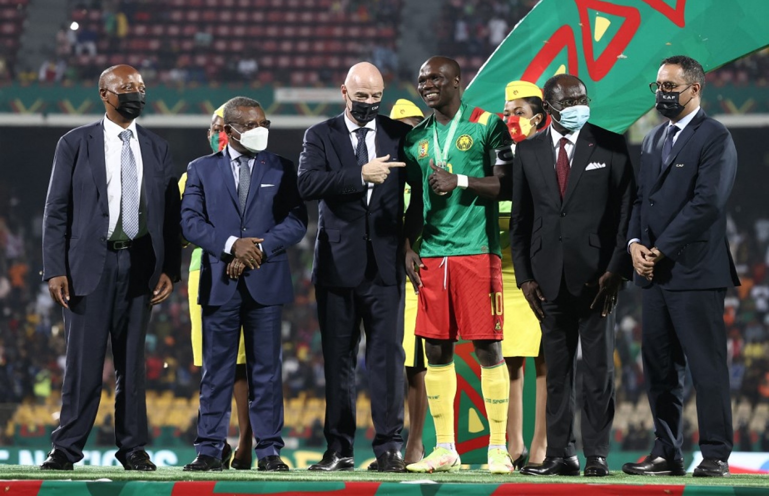 ކެމަރޫން އަށް ލޯމެޑަލް ހަވާލުކުރި ރަސްމިއްޔާތުގައި އަބޫބަކާ އާއި ފީފާގެ ރައީސް ޖިއާނީ އިންފަންޓީނޯ އާއެކު.-- ފޮޓޯ: އޭއެފްޕީ