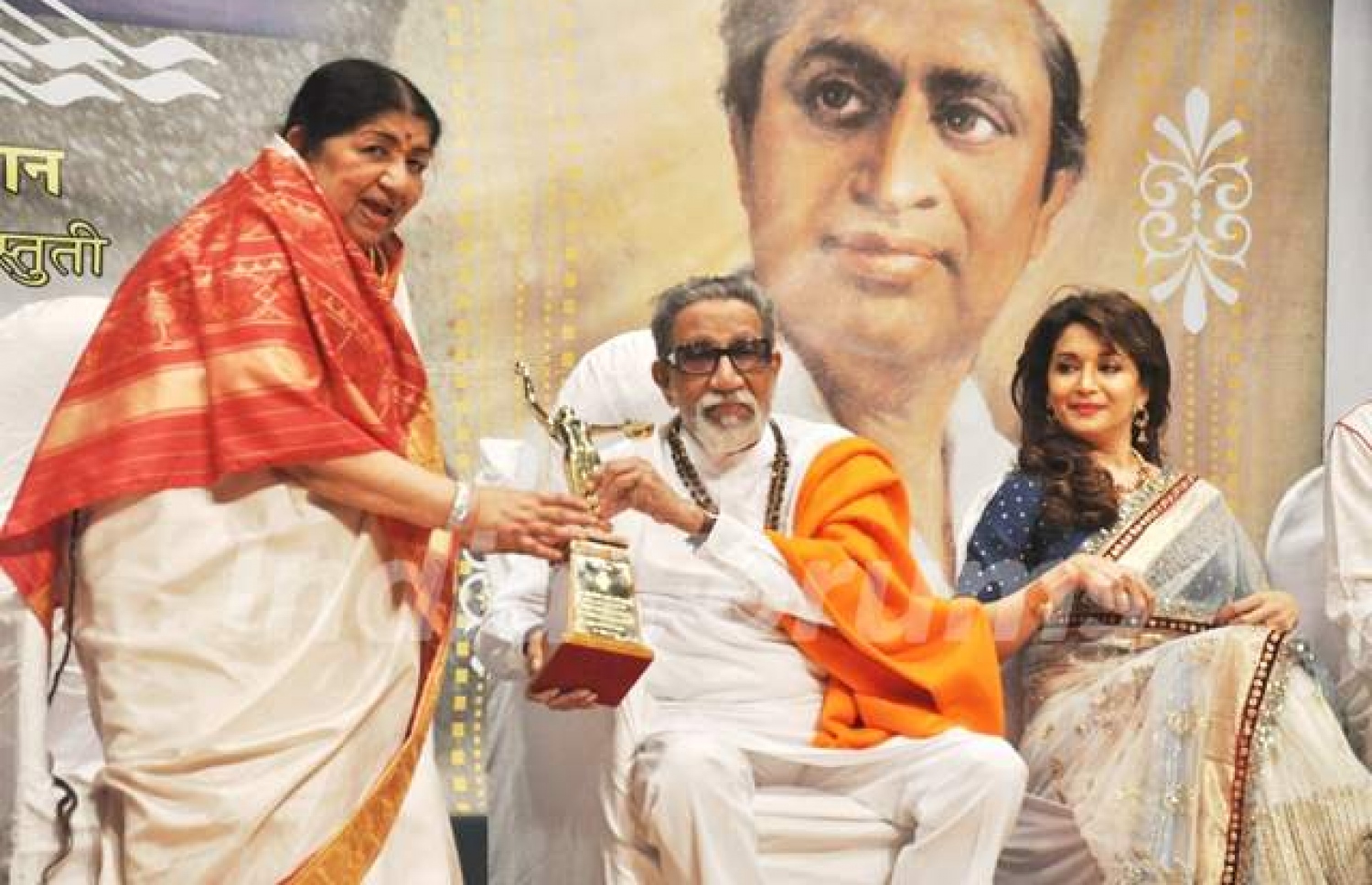 އެވޯޑް ހަފުލާއެއްގައި ލަތާ މަންގޭޝްގަރު އެހެން ފަންނާނުން އެވޯޑް ހަވާލުކުރަނީ.