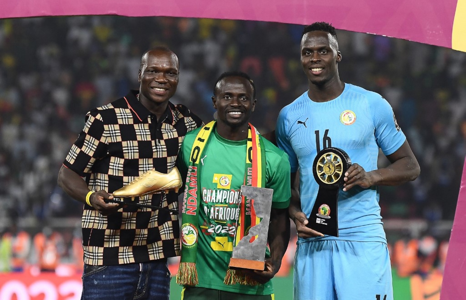 މުބާރާތުގެ އިންޑިވިޖުއަލް އެވޯޑްތައް ހޯދި ކުޅުންތެރިން.-- ފޮޓޯ: އޭއެފްޕީ