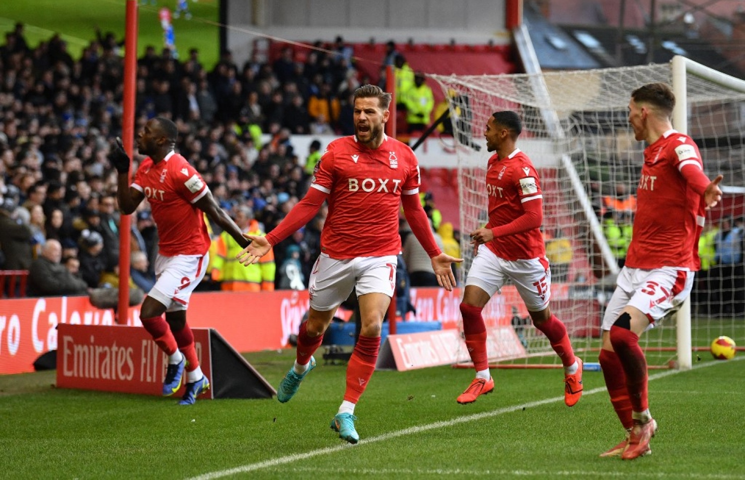 ލެސްޓާ ކޮޅަށް ލަނޑު ޖެހުމަށް ފަހު ނޮޓިންހަމް ފޮރެސްޓުު ކުޅުންތެރިން އުފާފާޅު ކުރަނީ.-- ފޮޓޯ: އޭއެފްޕީ