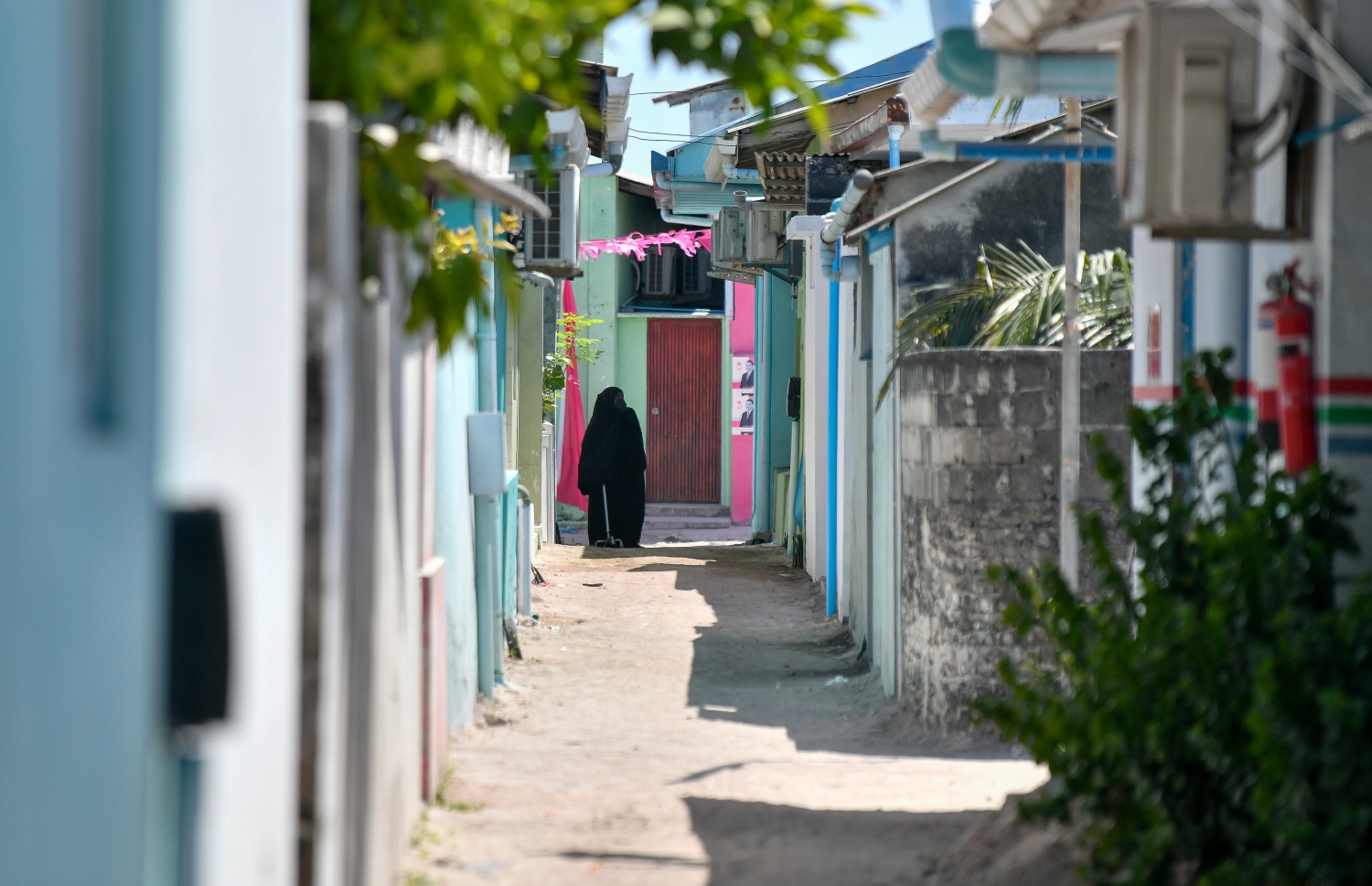 ކޮމަންޑޫގެ ގެތަކެއް: މި ރަށުގެ ދިރިއުޅުމުގެ ހާލަތު ރަނގަޅުކުރަން 600 ގޯތި ބޭނުންވޭ. -- ފޮޓޯ: ފަޔާޒް މޫސާ / މިހާރު