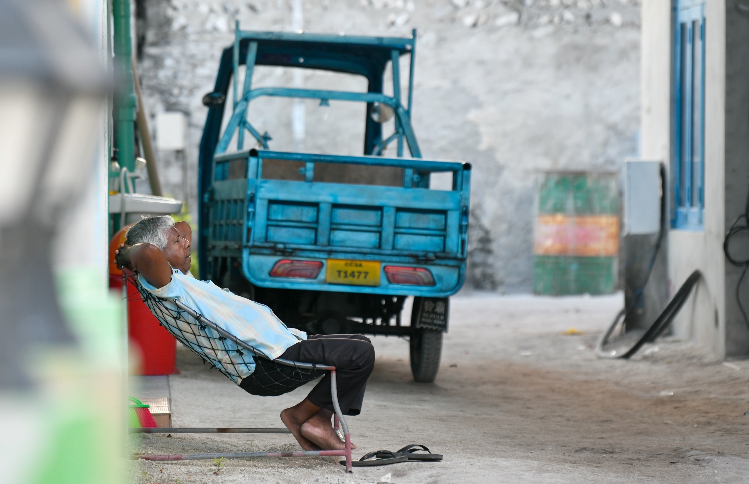 ކޮމަންޑޫގައި މީހަކު ޖޯއްޔެއްގައި އޮށޯވެގެން. -- ފޮޓޯ: ފަޔާޒް މޫސާ / މިހާރު