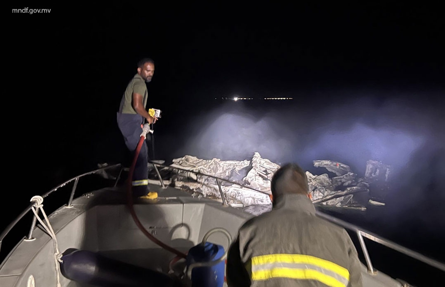 އަލިފާނުގައި އަނދައި ހުލިވެފައިވާ ލޯންޗް ކައިރީ އެމްއެންޑީއެފްގެ ފަޔަ އެންޑް ރެސްކިއު ޓީމް މަސައްކަތުގައި. -- ފޮޓޯ: އެމްއެންޑީއެފް