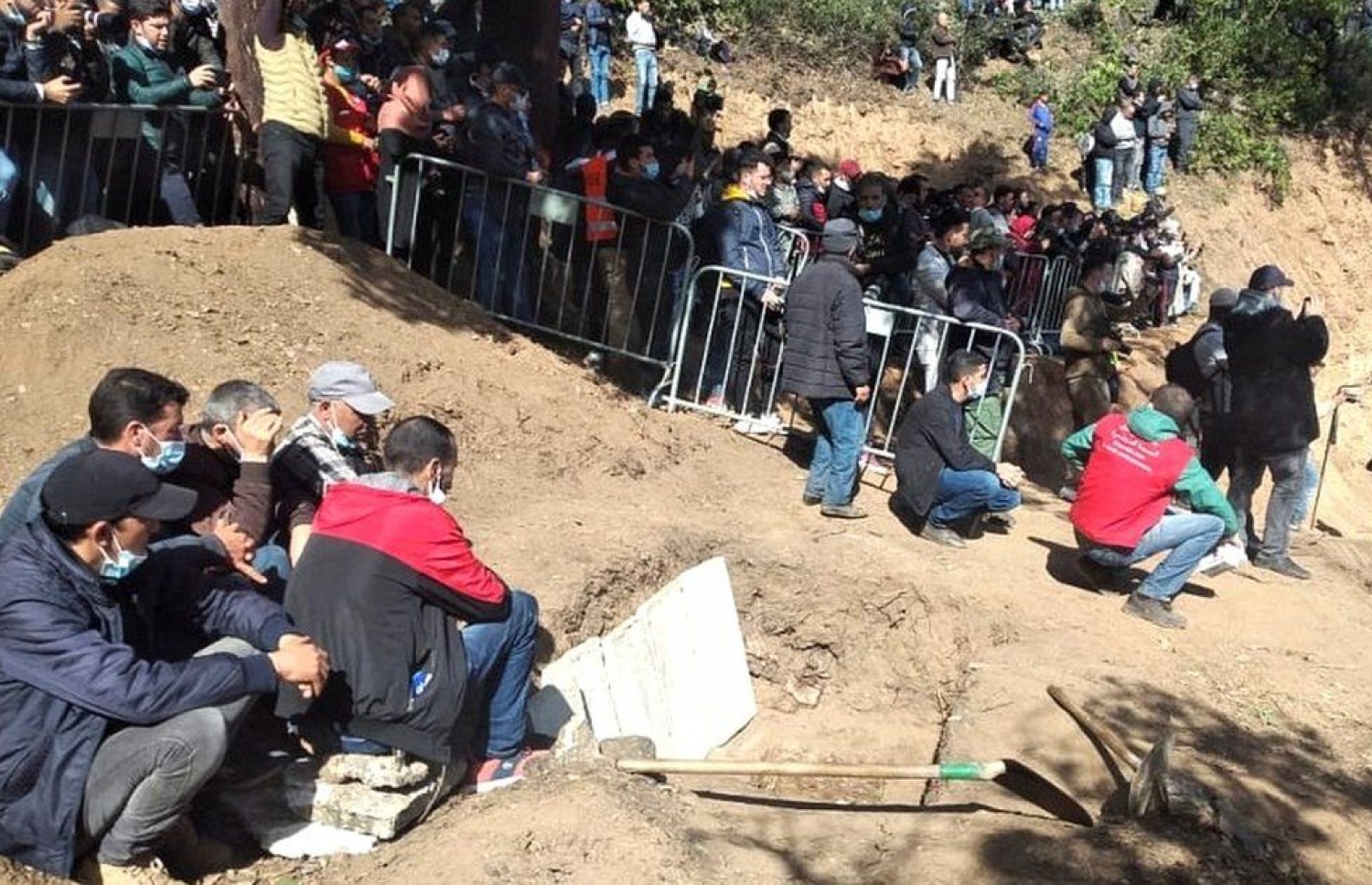 ރަޔަންގެ ޖަނާޒާ އަށް ދިޔަ މީހުން ސަހަރާގެ ބޭރުގައި.-- ފޮޓޯ: ރޮއިޓާސް