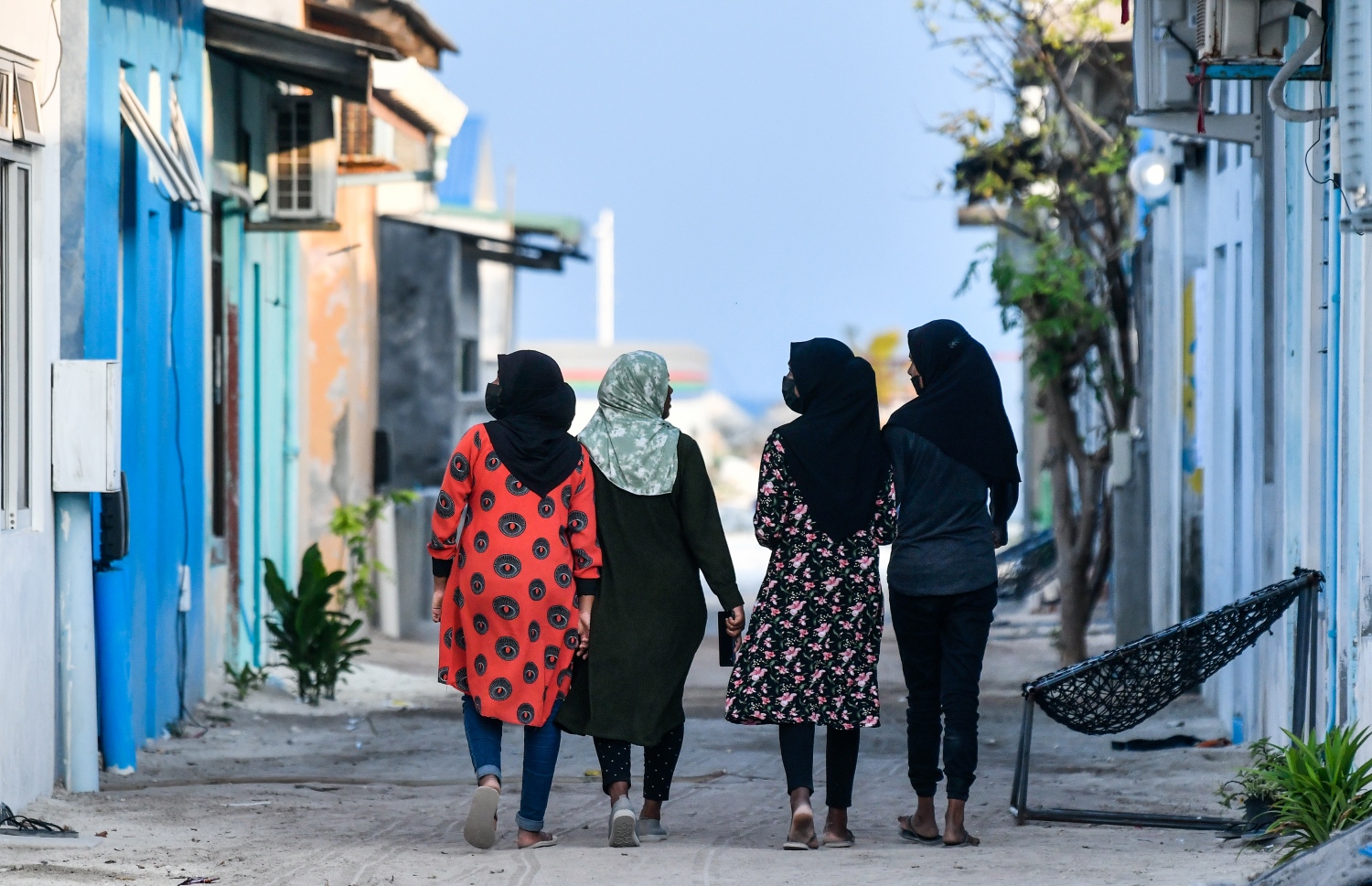 ށ. ކޮމަންޑޫގައި ބަޔަކު މަގެއްގެމަތިން ހިނގާފައި ދަނީ. ރަށްރަށަށް އަންނަ ތަރައްގީއާ އެއްވަރަށް މީހުން ރަށްރަށުގައި އުޅެން ވިސްނުން ބަދަލެއް ނުވޭ. -- ފޮޓޯ: ފަޔާޒް މޫސާ/މިހާރު