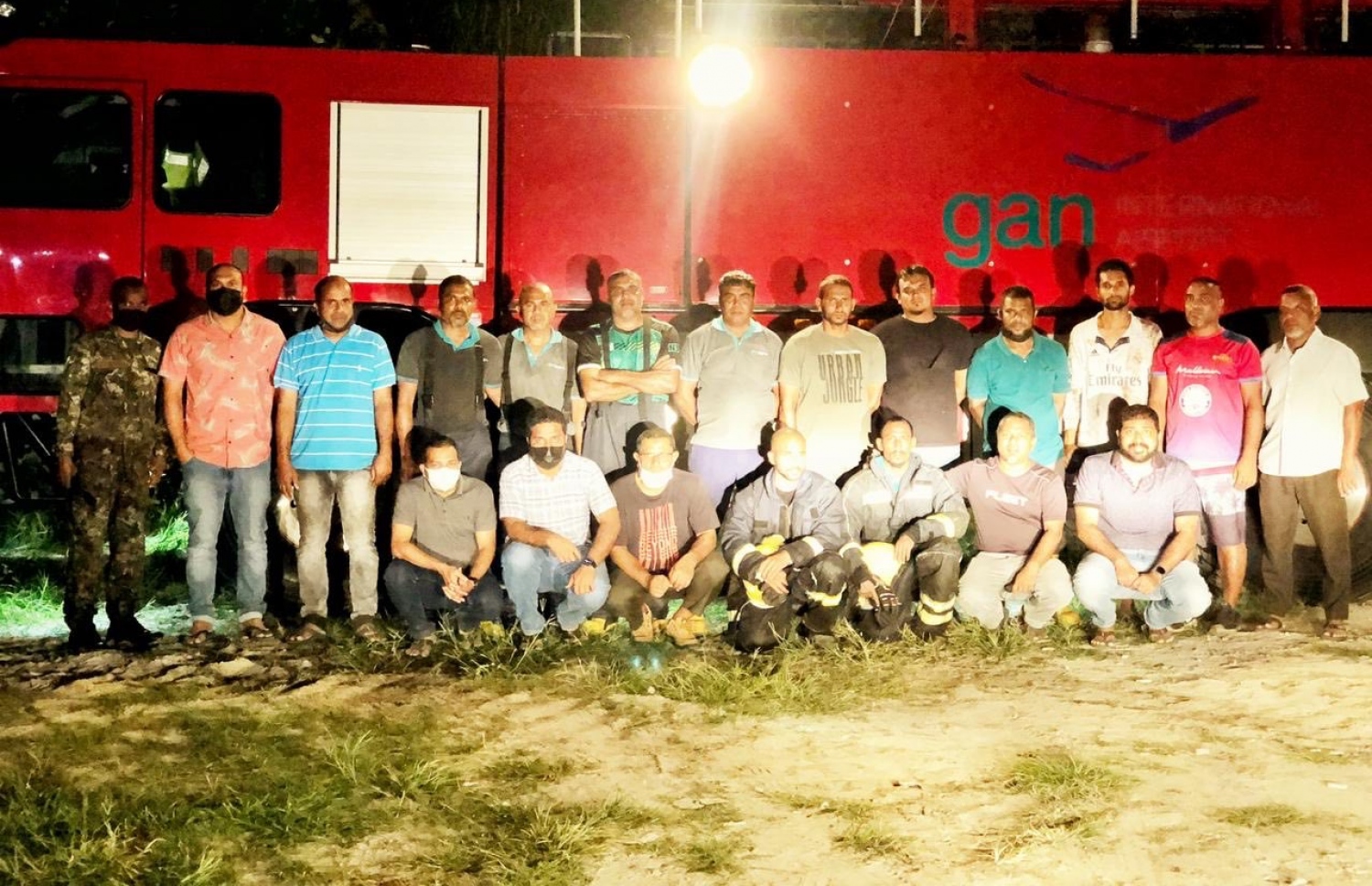 އައްޑޫ ހިތަދޫ މާކިޅީގައި ރޯވި އަލިފާންގަނޑު ނިއްވާލުމަށް ހަރަކާތްތެރިވި ފަޔަ އެންޑް ރެސްކިއު ޓީމް.