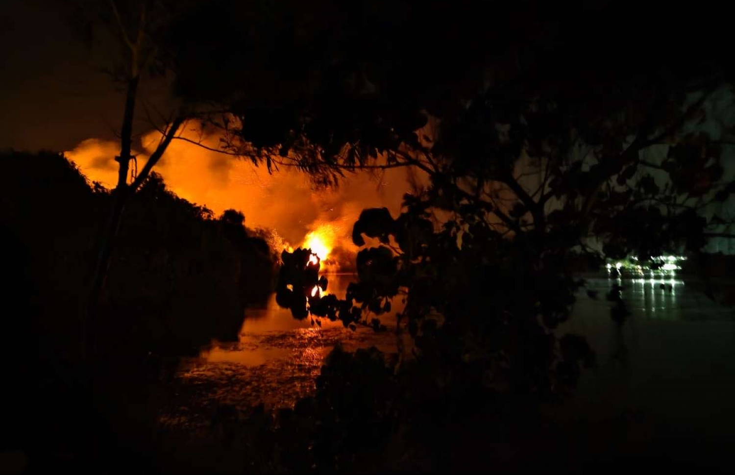 އައްޑޫ ހިތަދޫ މާކިޅީގައި އަލިފާން ރޯވެފައި: މި އަލިފާންގަނޑު ނިއްވާލެވުނީ 12 ގަޑިއިރުން.