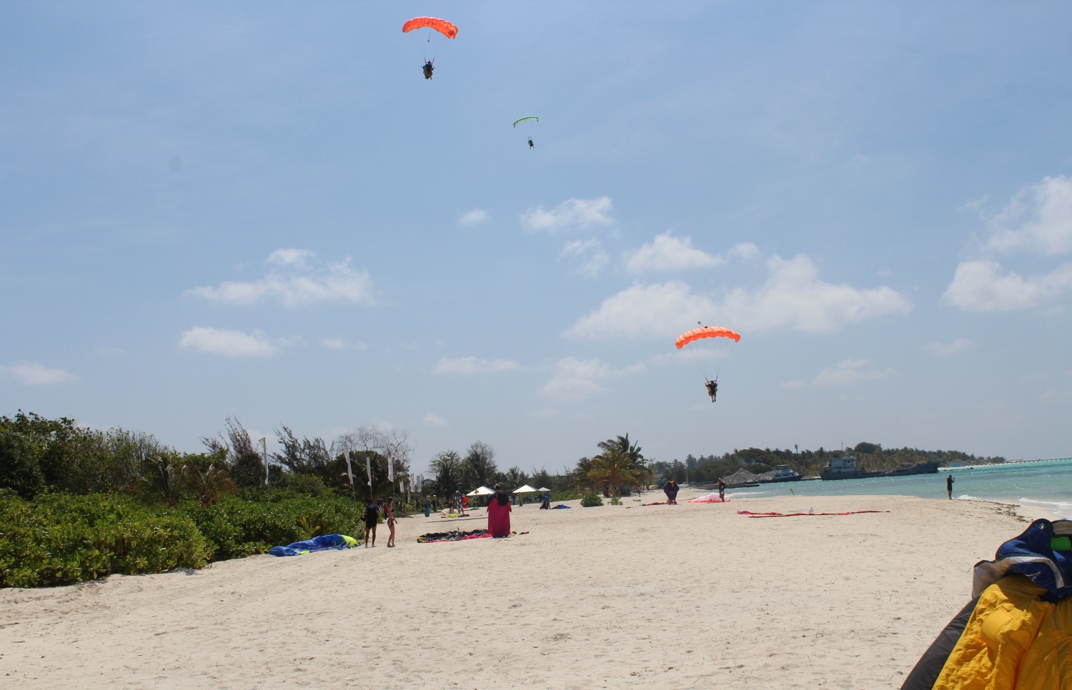 މާމިގިލީ ބީޗަށް ސްކައި ޑައިވަރުން ފައިބަނީ--ފޮޓޯ:ކައުންސިލް