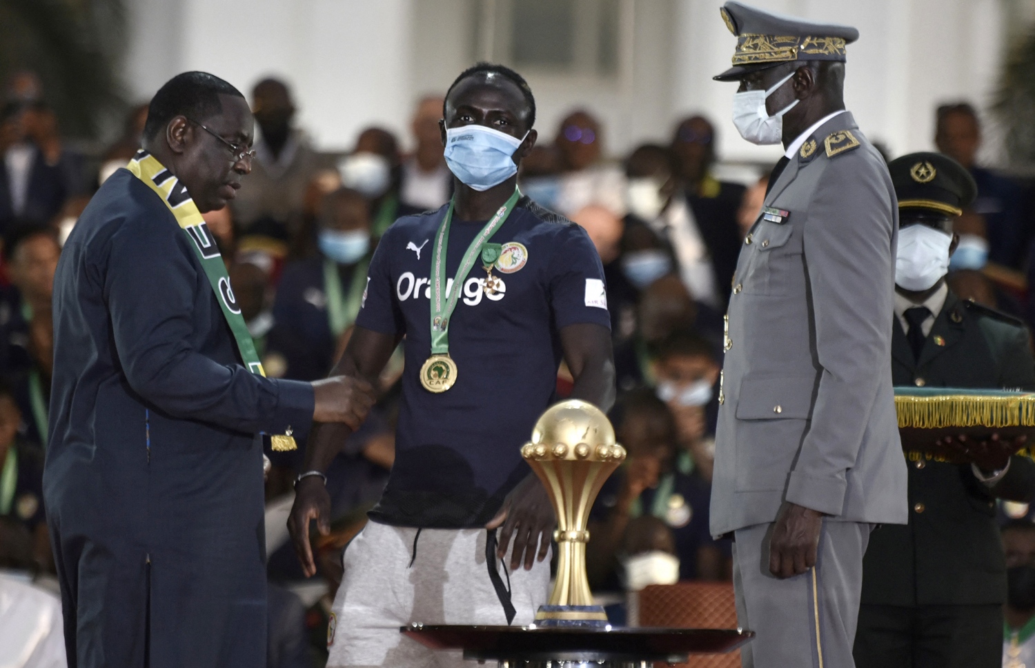 ސެނެގާލްގެ ފުޓުބޯޅަ ޓީމުގެ ފޯވާޑް މާނޭ އަށް ގައުމުގެ ރައީސް މެކީ ސޯލް މެޑަލް ދެއްވަނީ. --ފޮޓޯ:އޭއެފްޕީ