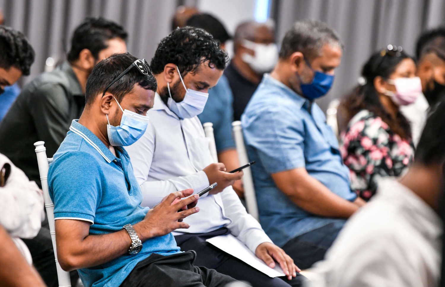 ހުޅުމާލޭގެ ދެވަނަ ފިޔަވަހީގެ ބީޗް ފްރަންޓުން ވިއްކާ ބިންތަކަށް ބީލަން ހުށަހަޅަން މިއަދު ގޮސް ތިބި ބައެއް މީހުން.---ފޮޓޯ: ފަޔާޒު މޫސާ/ މިހާރު