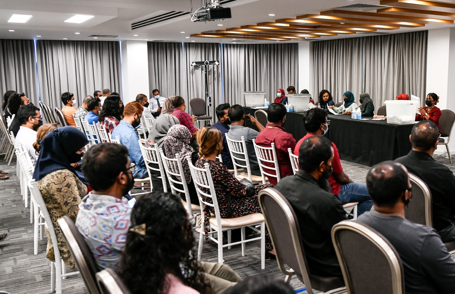 ހުޅުމާލޭގެ ދެވަނަ ފިޔަވަހީގެ ބީޗް ފްރަންޓުން ވިއްކާ ބިންތަކަށް ހުށަހެޅި ބީލަންތައް ކެނޑުމުގެ ކަންކަން މިއަދު ކުރިއަށް ގެންދަނީ: ދެވަނަ ފިޔަވަހީގެ އަތިރިމަތީގެ ކުރިމަތިން 26 ބިމެއް ބީލަމުގެ އުސޫލުން ވިއްކާނެ.---ފޮޓޯ: ފަޔާޒު މޫސާ/ މިހާރު