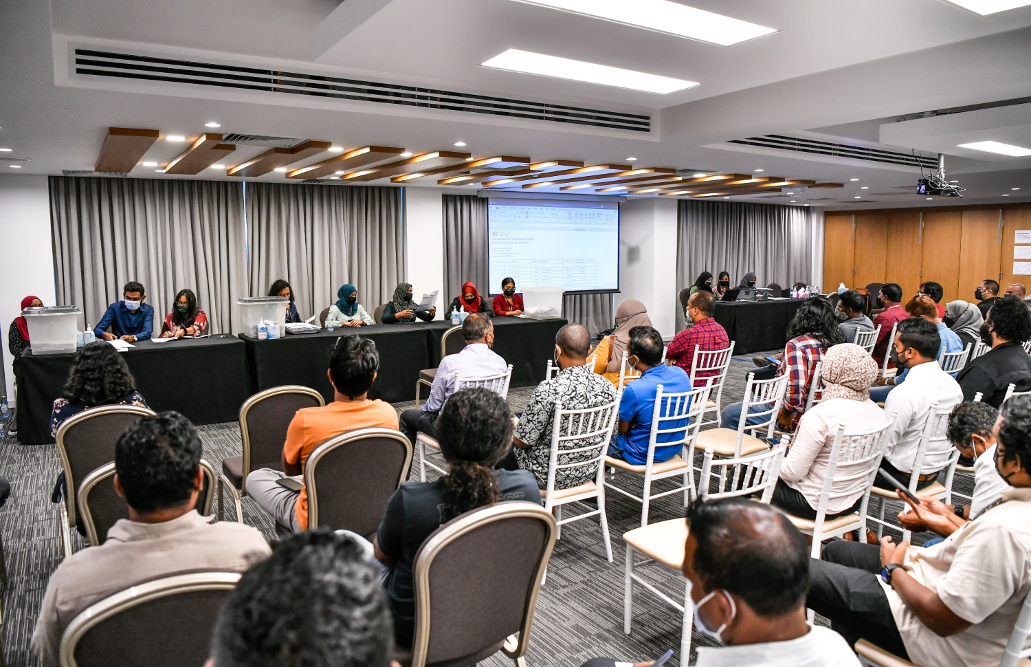 ހުޅުމާލޭގެ ދެވަނަ ފިޔަވަހީގެ ބީޗް ފްރަންޓުން ވިއްކާ ބިންތަކަށް ހުށަހެޅި ބީލަންތައް ކެނޑުމުގެ ކަންކަން ހ. މީރުމާގެ ފަސްވަނަ ބުރީގައި ކުރިއަށް ގެންދަނީ: ބީލަން ކެނޑުން އޮތީ ބީލަމުގައި ބައިވެރިވި މީހުންގެ ހާޒިރުގައި.---ފޮޓޯ: ފަޔާޒު މޫސާ/ މިހާރު