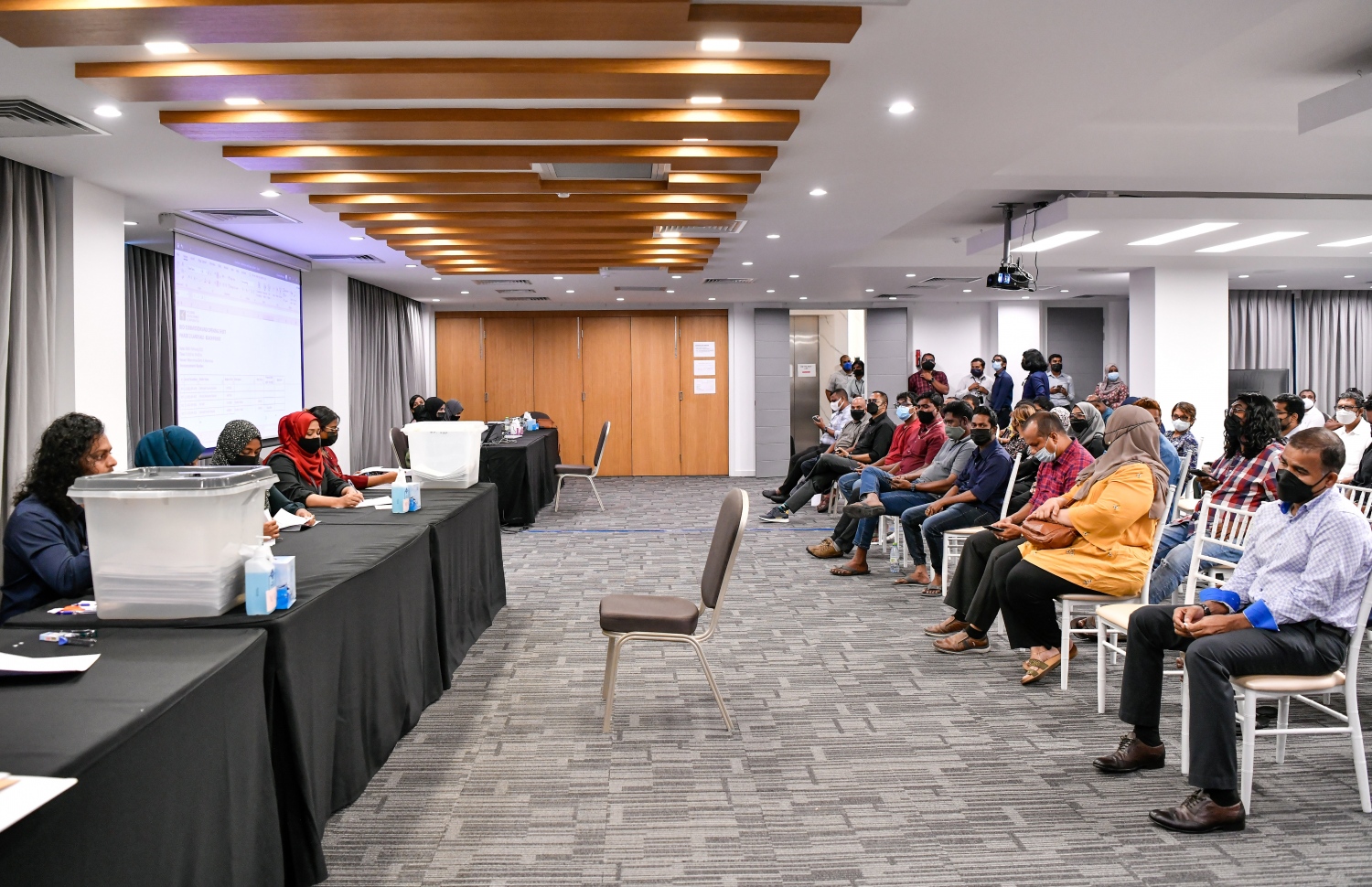 ހުޅުމާލޭގެ ދެވަނަ ފިޔަވަހީގެ ބީޗް ފްރަންޓުން ވިއްކާ ބިންތަކަށް ހުށަހެޅި ބީލަންތައް ކެނޑުމުގެ ކަންކަން ކުރިއަށް ގެންދަނީ: ދެވަނަ ފިޔަވަހީގެ އަތިރިމަތީގެ ކުރިމަތިން 26 ބިމެއް ބީލަމުގެ އުސޫލުން ވިއްކާނެ.---ފޮޓޯ: ފަޔާޒު މޫސާ/ މިހާރު