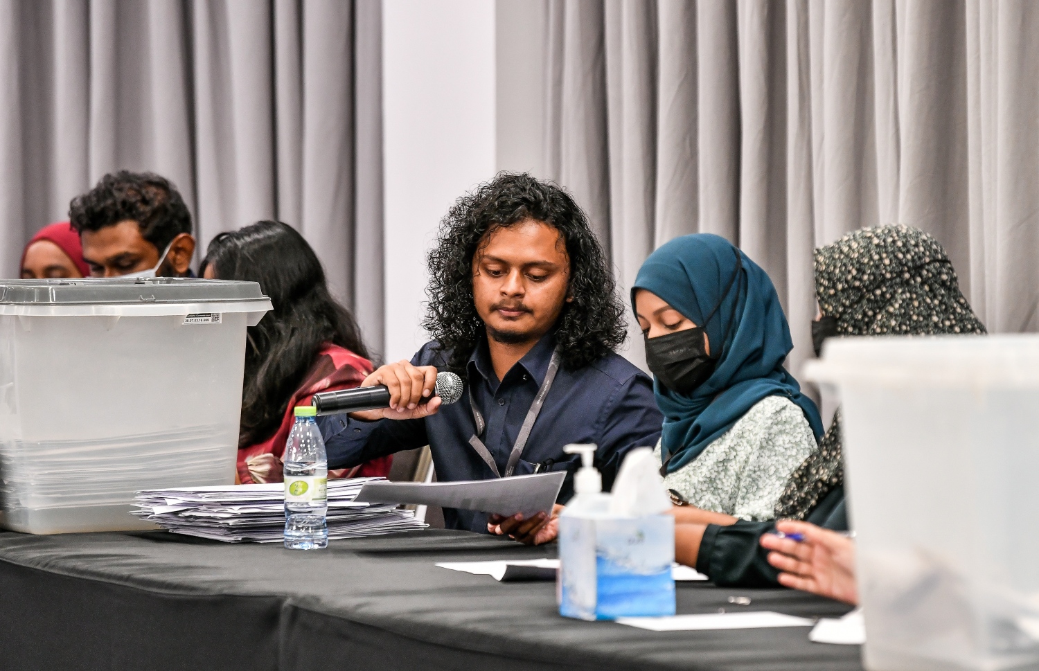 ހުޅުމާލޭގެ ދެވަނަ ފިޔަވަހީގެ ބީޗް ފްރަންޓުން ވިއްކާ ބިންތަކަށް ހުށަހެޅި ބީލަންތައް ކެނޑުމާ ގުޅޭ ކަންކަން އެޗްޑީސީގެ އޮފިޝަލުން މިއަދު ކުރިއަށް ގެންދަނީ.---ފޮޓޯ: ފަޔާޒު މޫސާ/ މިހާރު