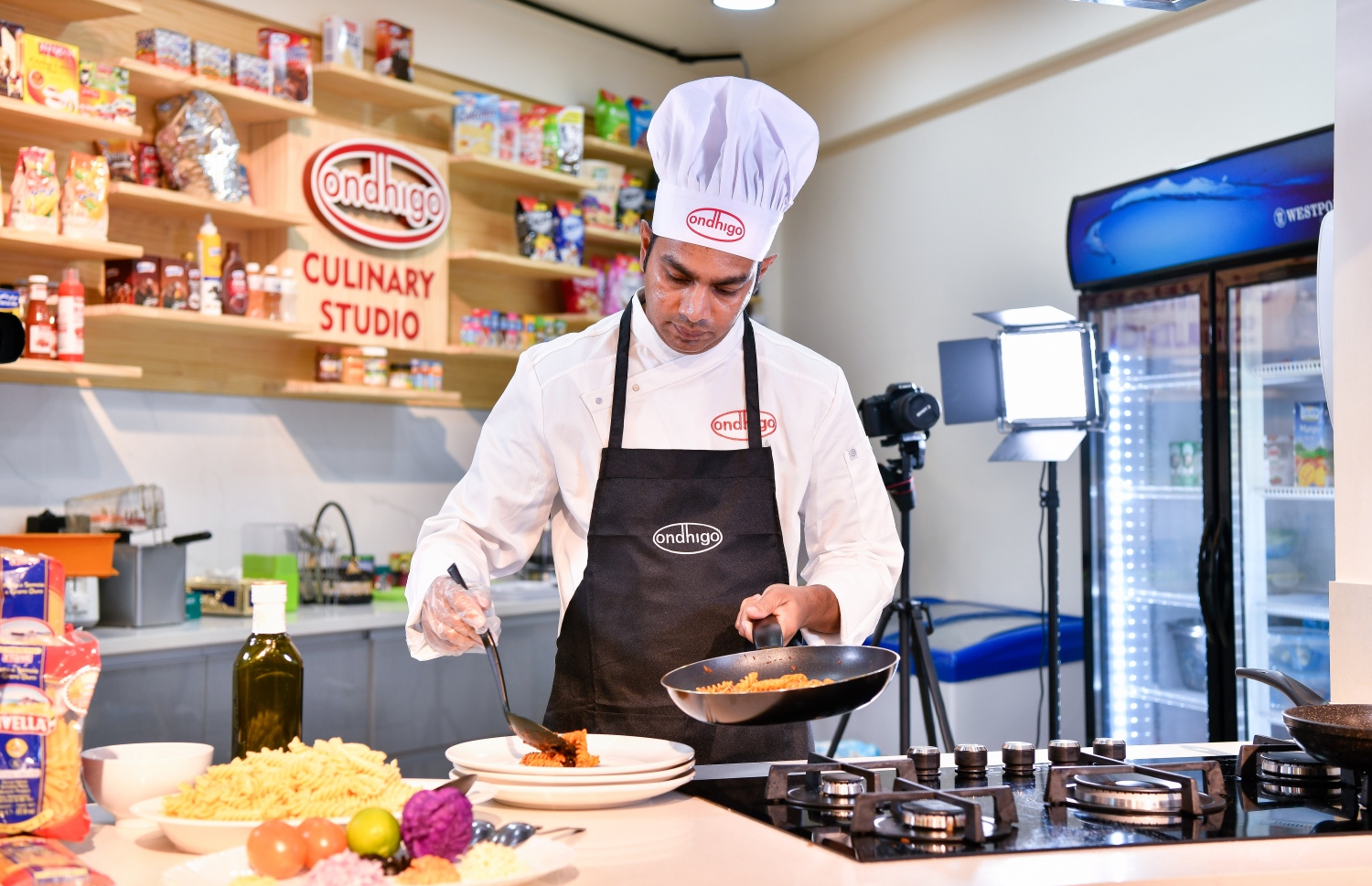 އޮންދިގޯ ކަލިނަރީ ސްޓޫޑިއޯގައި އެތަނުގެ ޝެފް ކާއެއްޗެއް ތައްޔާރު ކުރަނީ-- ފޮޓޯ: ފަޔާޒު މޫސާ/މިހާރު