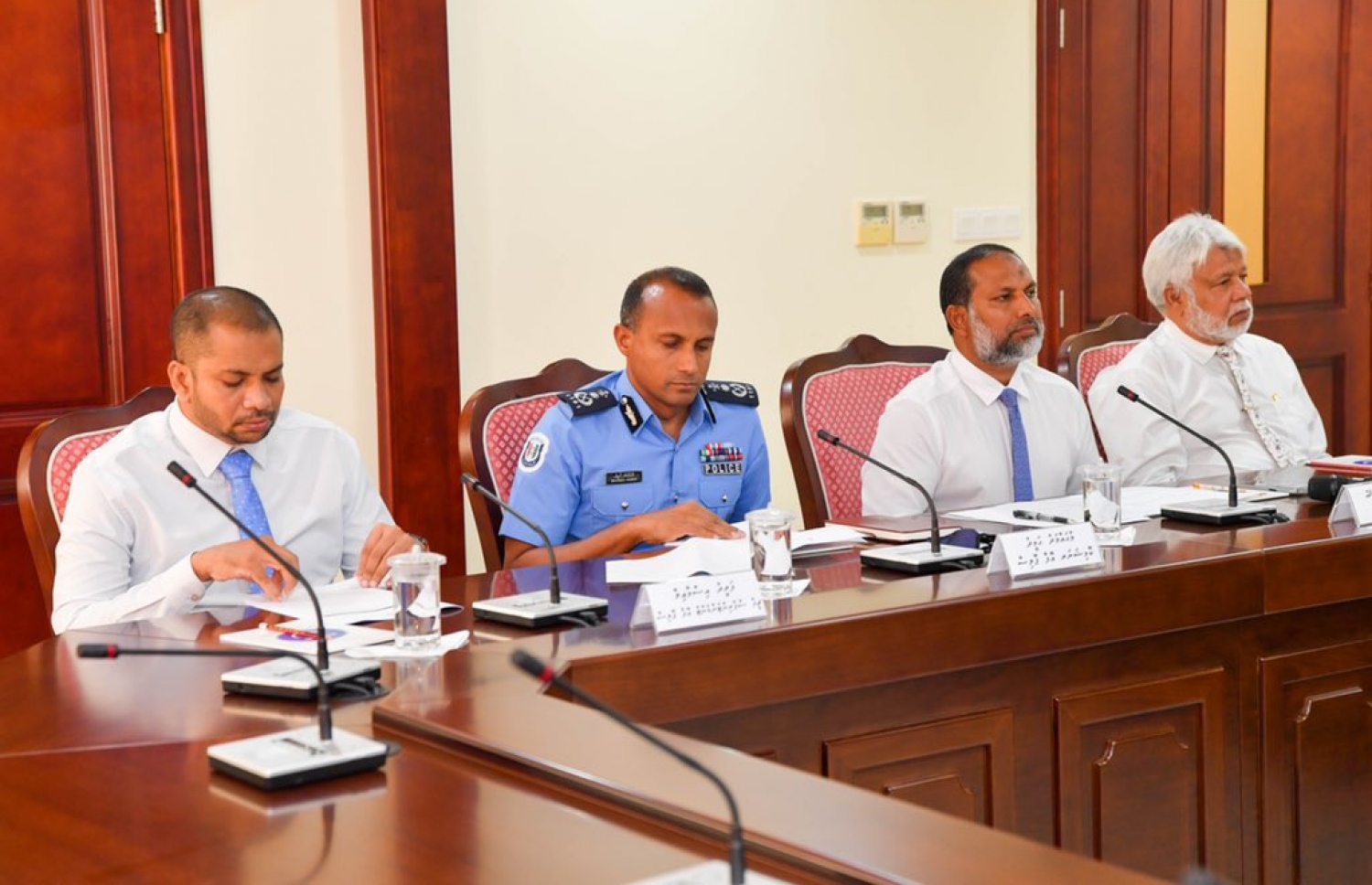 މަޖިލީހުގެ ކޮމިޓީއެއްގައި، ޕޮލިސް ކޮމިޝަނަރާއި ހޯމް މިނިސްޓަރު އިމްރާން ބައިވެރިވެވަޑައިގަންނަވަނީ.-- ފޮޓޯ: މަޖިލިސް