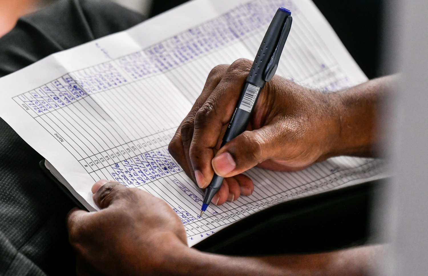 ހުޅުމާލޭގެ ދެވަނަ ފިޔަވަހީގެ ބީޗް ފްރަންޓުން ވިއްކާ ބިންތަކަށް ހުށަހެޅި ބީލަންތައް ކެނޑުމުގެ ރަސްމިއްޔާތުގައި، ބީލަމުގެ އަގުތައް މީހަކު ނޯޓް ކުރަނީ.---ފޮޓޯ: ފަޔާޒު މޫސާ/ މިހާރު