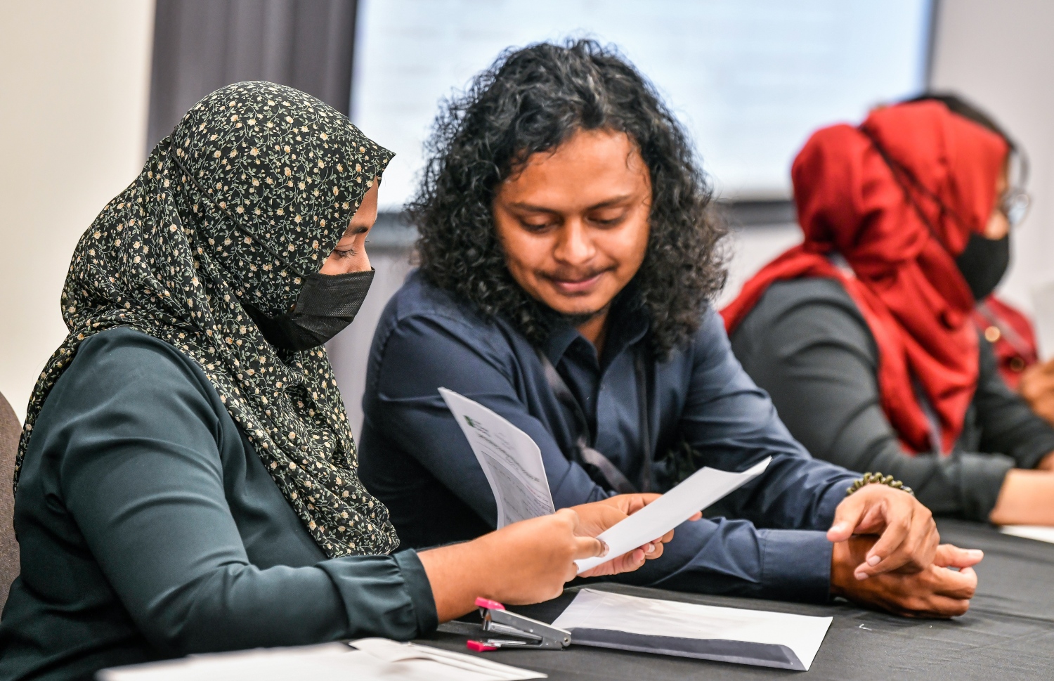 ހުޅުމާލޭގެ ދެވަނަ ފިޔަވަހީގެ ބީޗް ފްރަންޓުން ވިއްކާ ބިންތަކަށް ހުށަހެޅި ބީލަންތައް ކެނޑުމާ ގުޅޭ ކަންކަން އެޗްޑީސީގެ އޮފިޝަލުން މިއަދު ކުރިއަށް ގެންދަނީ: ބީޗް ސައިޑުން ވިއްކާ 34 ގޯތީގެ ބީލަން ހުށަހެޅުމާއި ބީލަން ކެނޑުން މި މަހުގެ 16 ގައި އޮންނާނެ.---ފޮޓޯ: ފަޔާޒު މޫސާ/ މިހާރު