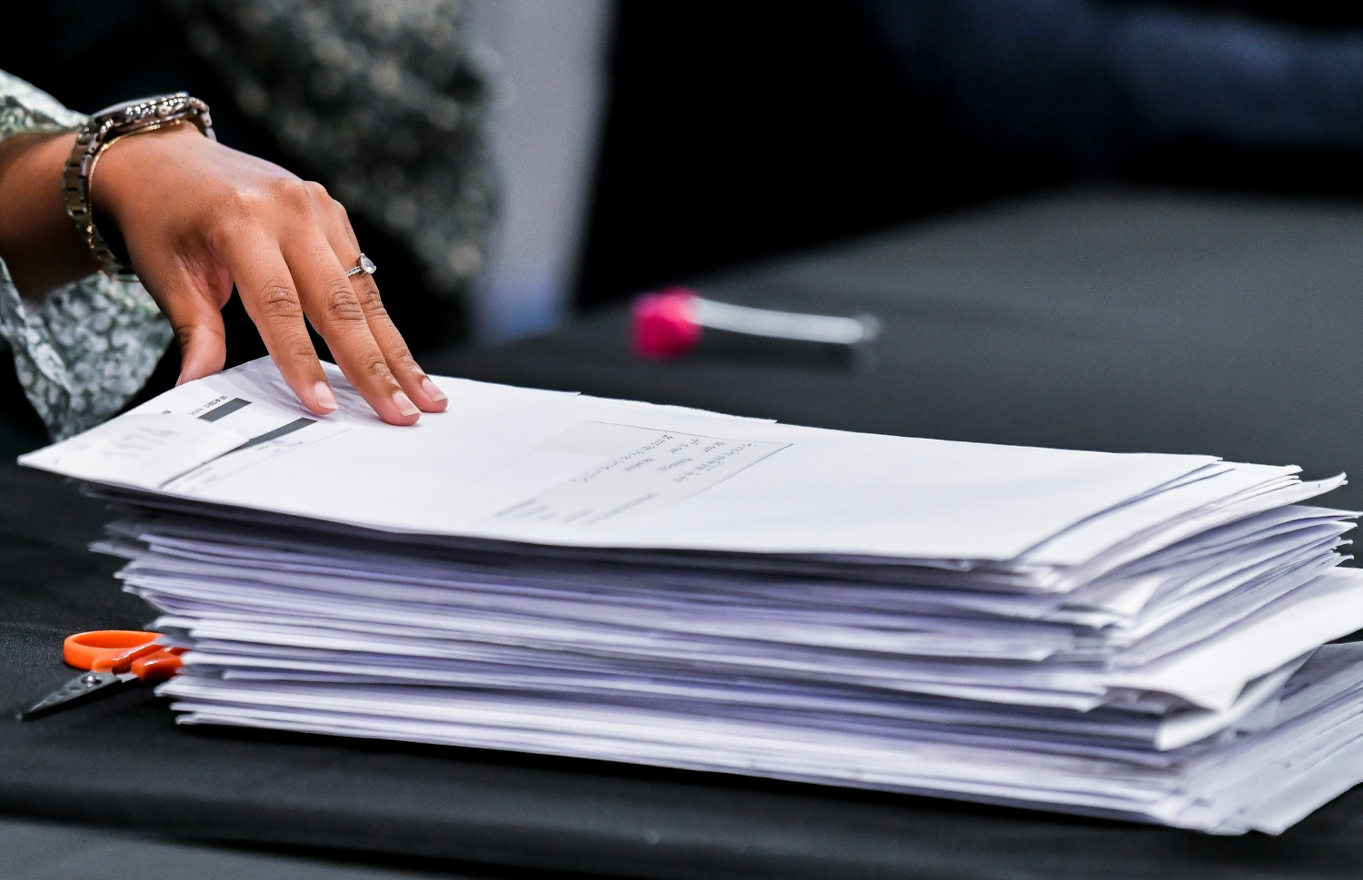 ހުޅުމާލޭގެ ދެވަނަ ފިޔަވަހީގެ ބީޗް ފްރަންޓުން ވިއްކާ 26 ބިމަށް ކުރިމަތިލީ މީހުންގެ ބީލަންތައް އެޗްޑީސީގެ އޮފިޝަލުން ކަނޑަނީ.---ފޮޓޯ: ފަޔާޒު މޫސާ/ މިހާރު