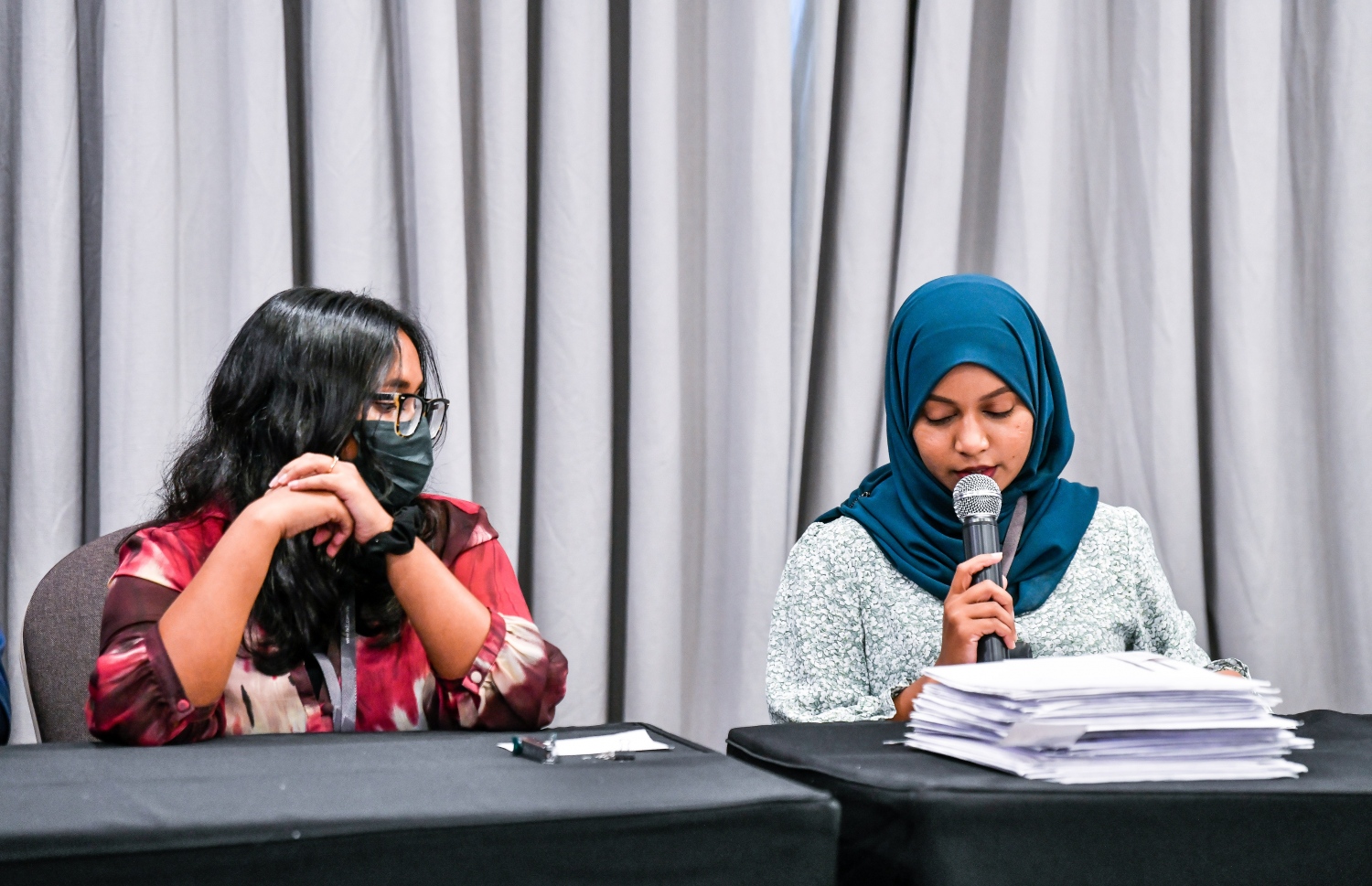 ހުޅުމާލޭގެ ދެވަނަ ފިޔަވަހީގެ ބީޗް ފްރަންޓުން ބިން ގަތުމަށް ހުށަހެޅި ބީލަންތަކުގެ އަގުތައް އެޗްޑީސީގެ އޮފިޝަލަކު މިދިޔަ ބުދަ ދުވަހު އިއުލާން ކުރަނީ.---ފޮޓޯ: ފަޔާޒު މޫސާ/ މިހާރު