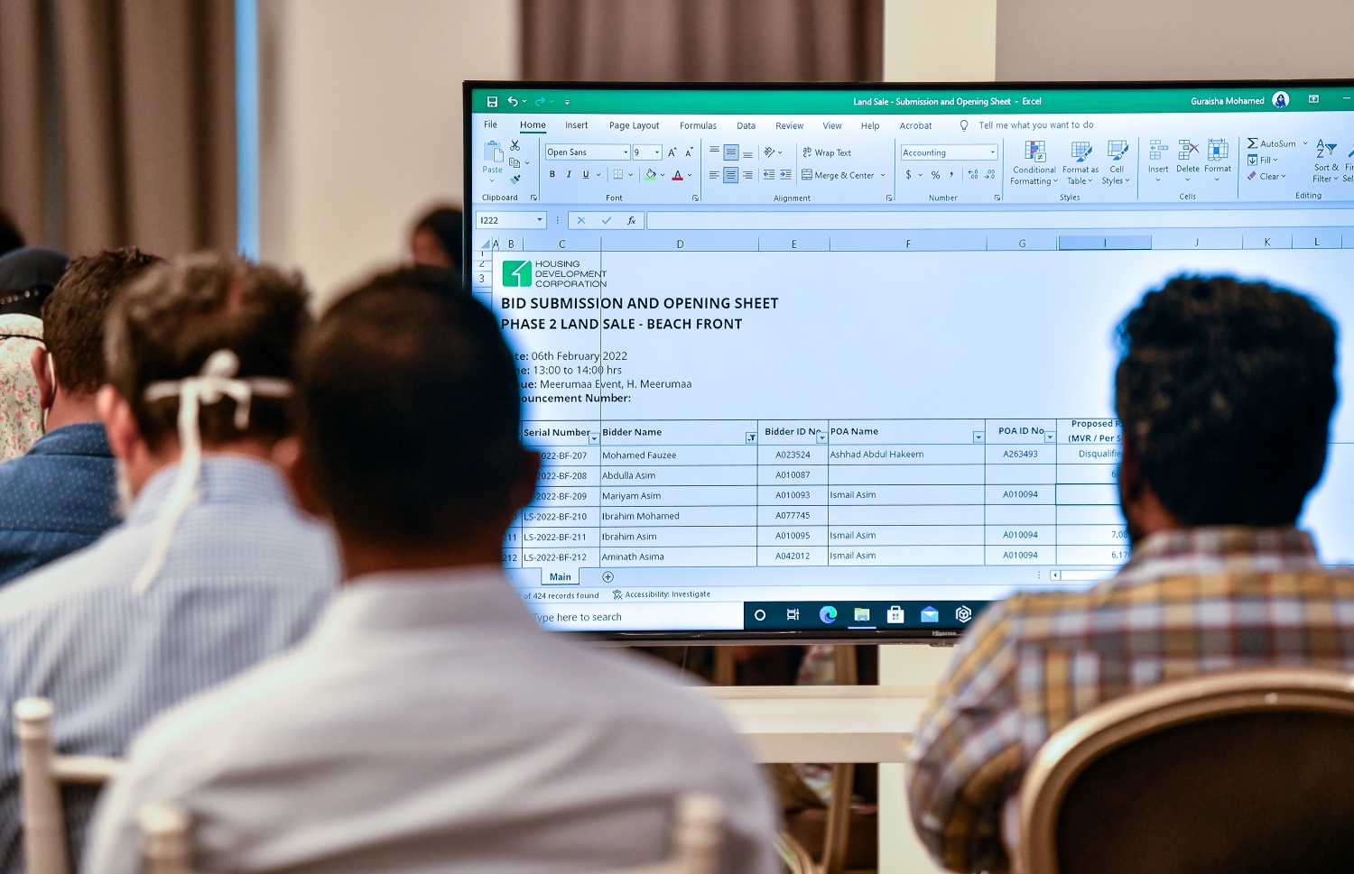 ހުޅުމާލޭގެ ދެވަނަ ފިޔަވަހީގެ ބީޗް ފްރަންޓުން ވިއްކާ ބިންތަކަށް ހުށަހެޅި ބީލަންތައް ކެނޑުމުގެ ރަސްމިއްޔާތުގައި ބައިވެރިވި ބައެއް މީހުން.---ފޮޓޯ: ފަޔާޒު މޫސާ/ މިހާރު