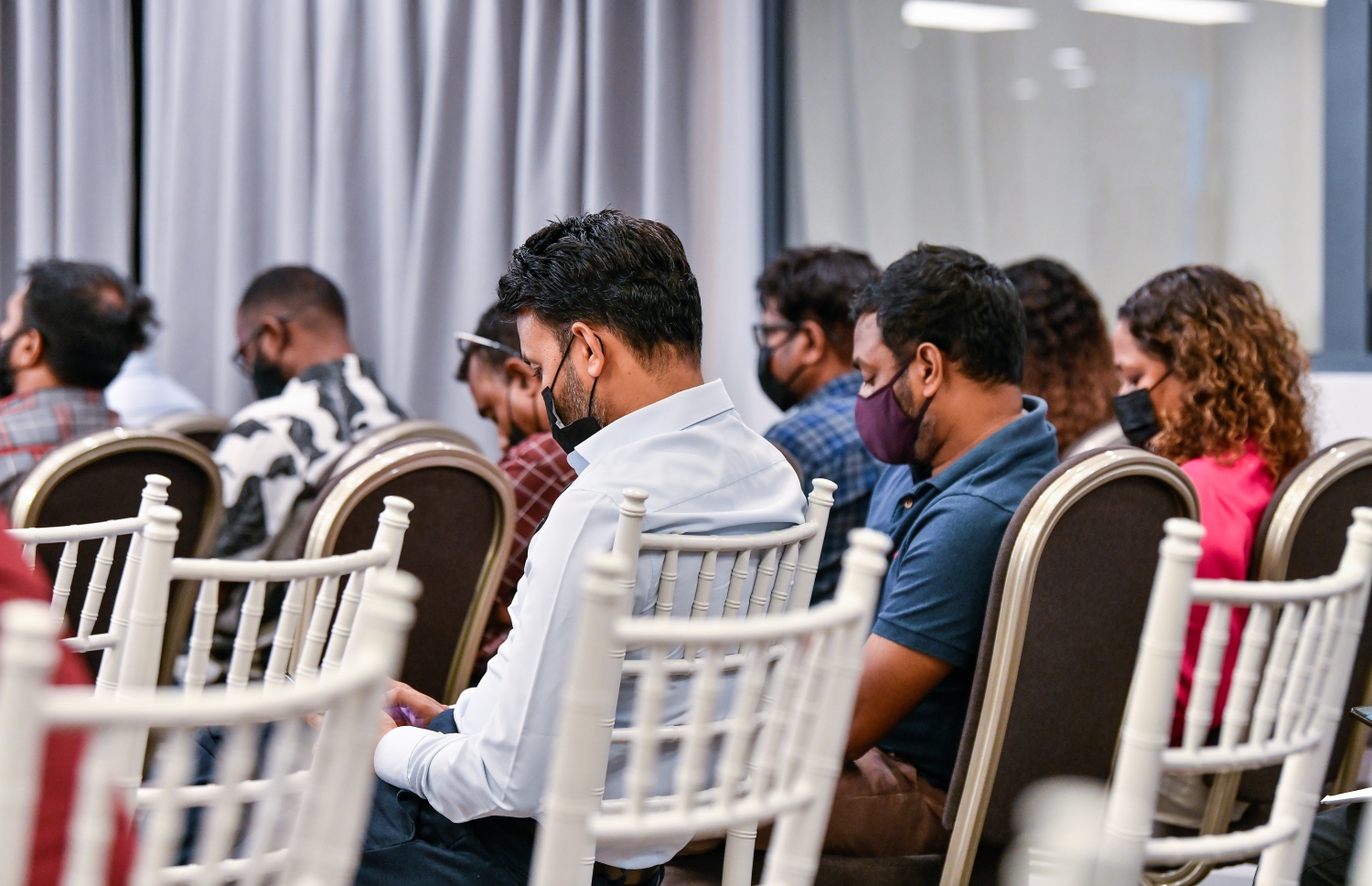 ބީލަން ކެނޑުން މިއަދު ކުރިއަށް ގެންދިޔައިރު، ބީލަން ހުށަހެޅި ބައެއް މީހުން އިށީނދެގެން.---ފޮޓޯ: ފަޔާޒު މޫސާ/ މިހާރު