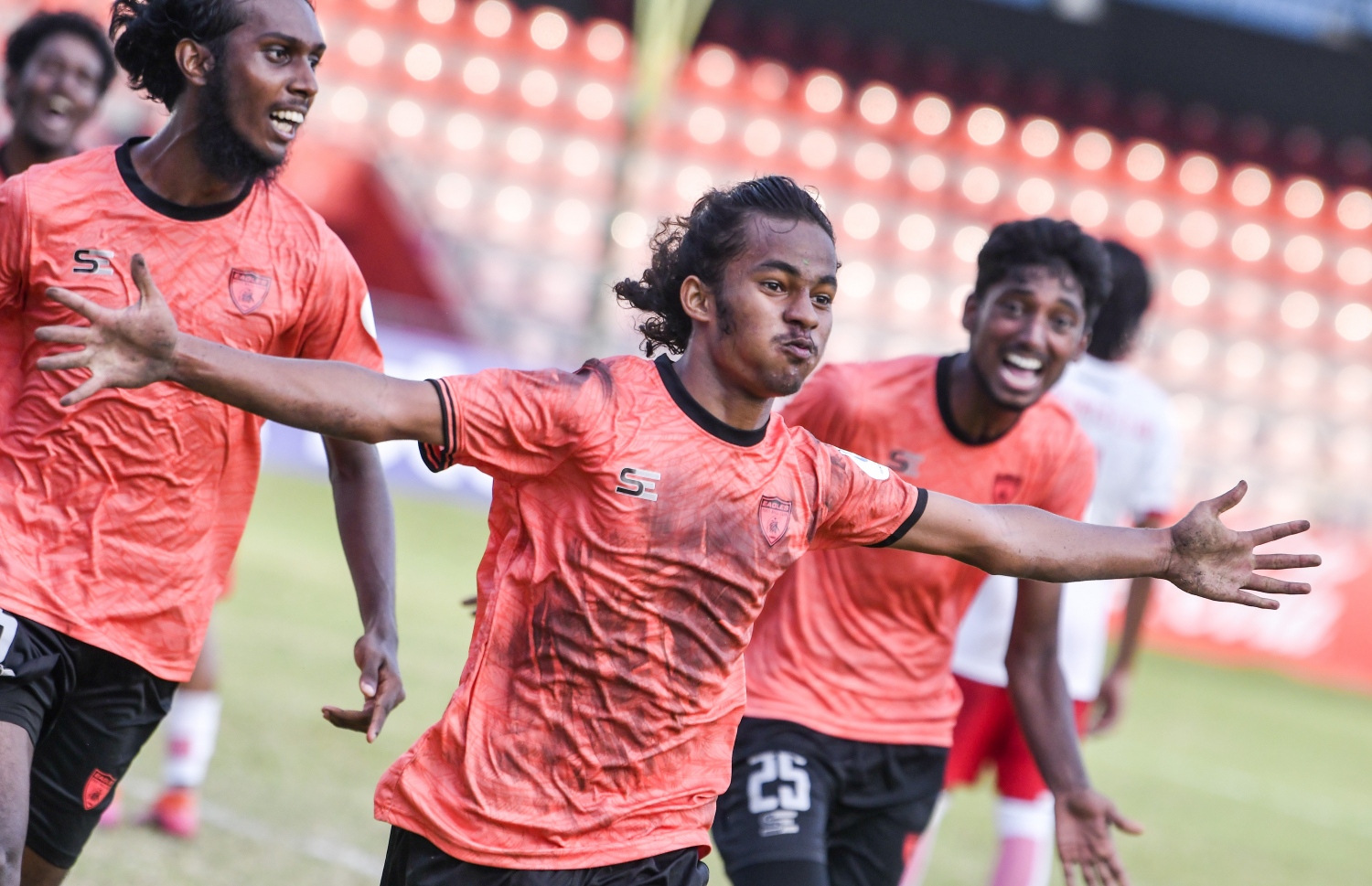 ސަމާހު އީގަލްސް އަށް ލަނޑު ޖެހުމަށް ފަހު: މިއީ އޭނާ މުބާރާތުގައި ކާމިޔާބުކުރި ހަވަނަ ގޯލު.-- ފޮޓޯ: ފަޔާޒް މޫސާ/ މިހާރު