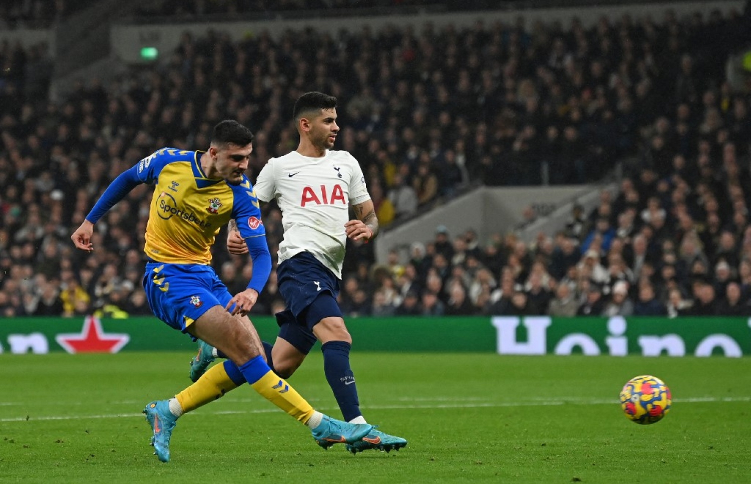 ސައުތެމްތަންގެ ބްރޯޖާ، ޓޮޓެންހަމްގެ ގޯލާ އަމާޒުކޮށް ހަމަލާއެއް ފޮނުވާލަނީ.-- ފޮޓޯ: އޭއެފްޕީ