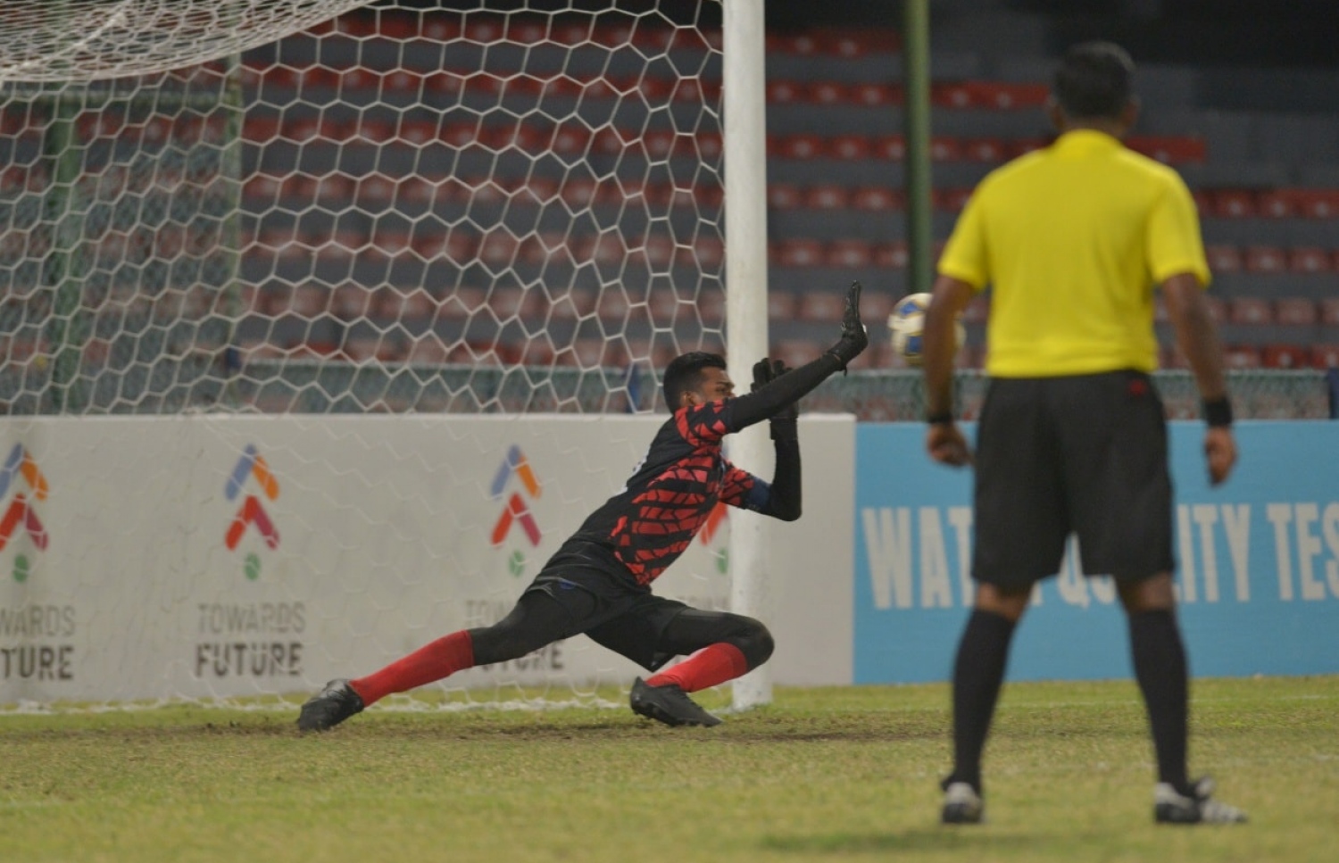 މީސަމް ޕެނަލްޓީ ޝޫޓައުޓުގައި ޔޫވީގެ ތިބްޔާން ޖެހި ޕެނަލްޓީ މަތަކުރަނީ.-- ފޮޓޯ: އެފްއޭއެމް