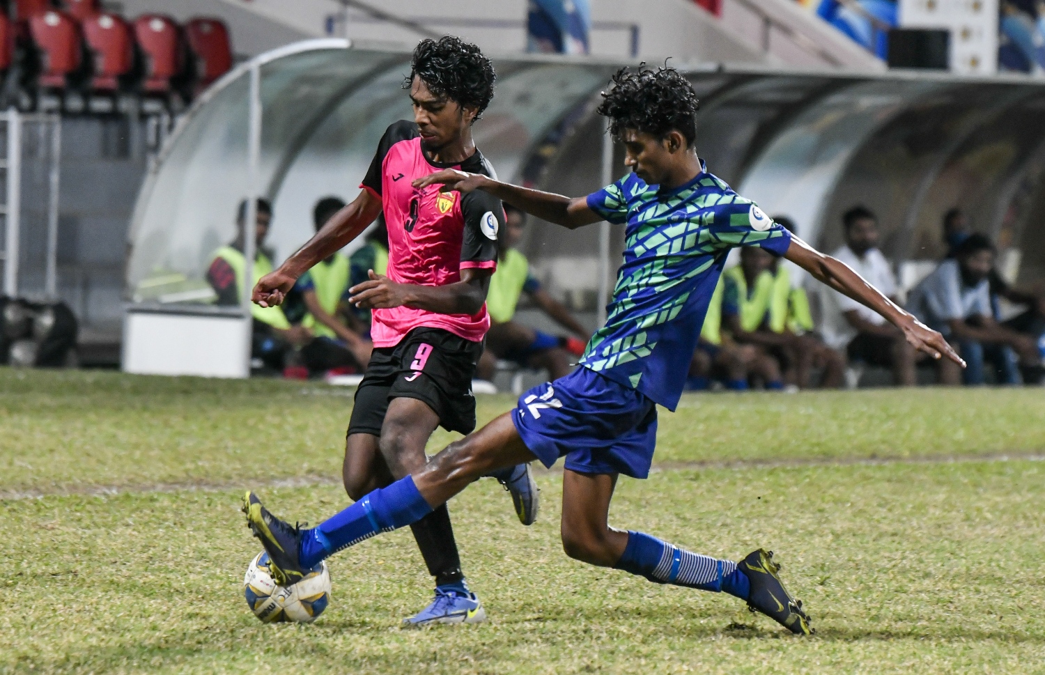 ސަސްގެ ކުޅުންތެރިއަކަށް ޔޫވީގެ ކުޅުންތެރިއަކު ރޭގެ މެޗުގައި ހުރަސް އަޅަނީ. --މިހާރު ފޮޓޯ:ފަޔާޒް މޫސާ