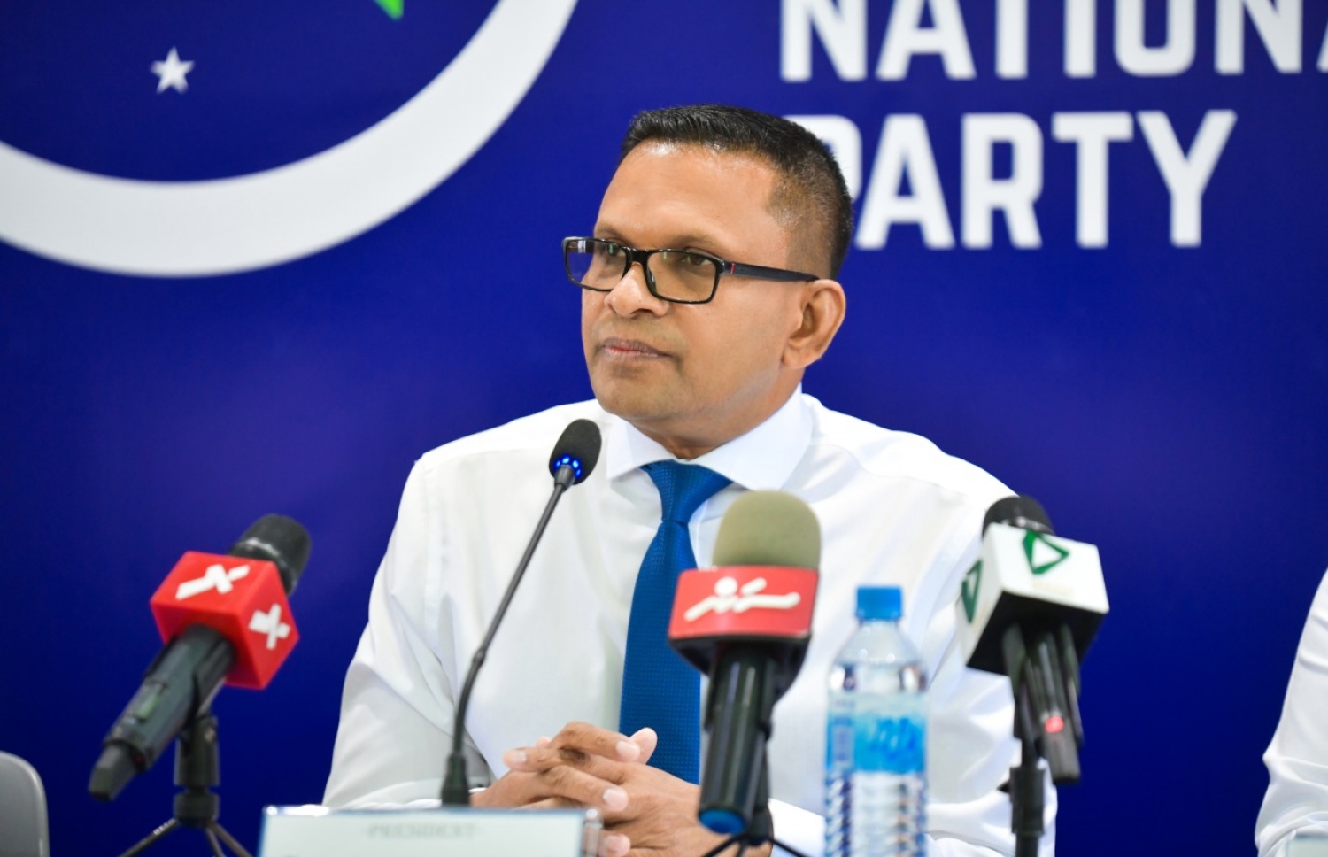 އެމްއެންޕީގެ ރައީސް ނާޒިމް މިއަދު ނޫސްވެރިންނާ ވާހަކަ ދައްކަވަނީ.---ފޮޓޯ: އެމްއެންޕީ