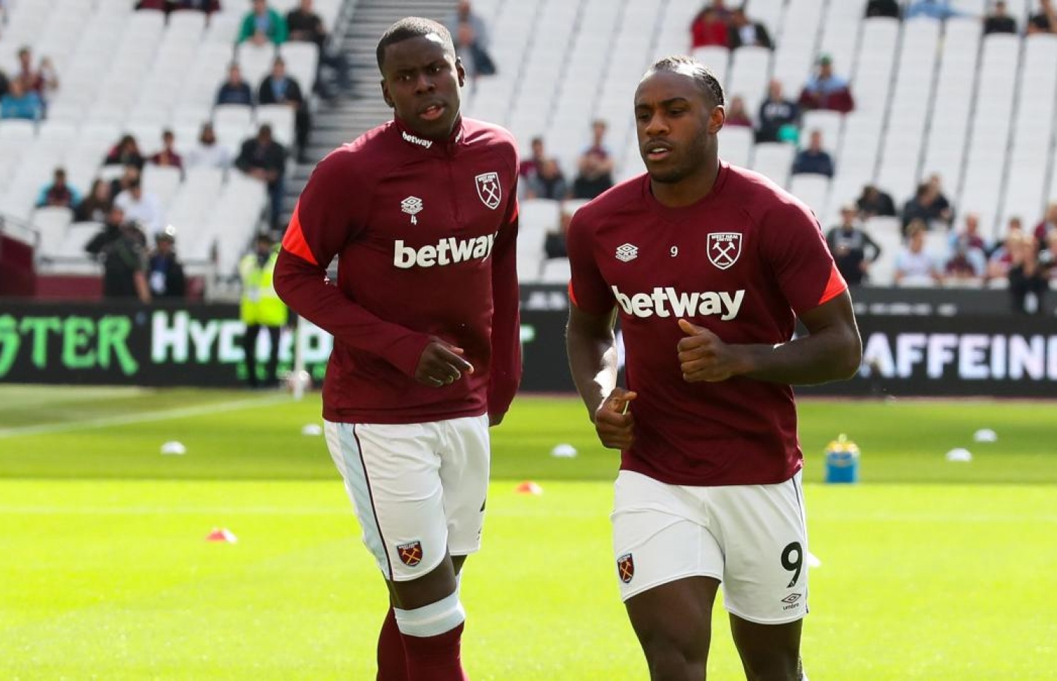 އެންޓޯނިއޯ އާއި ޒޫމާ މެޗެއް ފެށުމުގެ ކުރިން ވޯމްއަޕް ގައި.