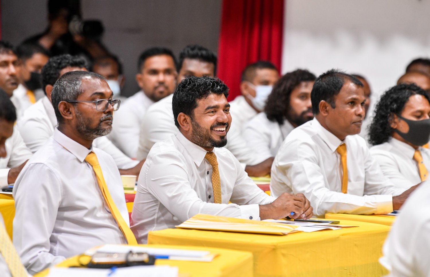 އިސްކަންދަރު ސްކޫލުގައި ބޭއްވި އެމްޑީޕީގެ ގައުމީ މަޖިލީހުގެ ހަތަރު ވަނަ ދައުރުގެ ދެ ވަނަ ޖަލްސާގައި ބައިވެރިވެވަޑައިގެންނެވި ބައެއް ބޭފުޅުން.---ފޮޓޯ: ފަޔާޒު މޫސާ / މިހާރު