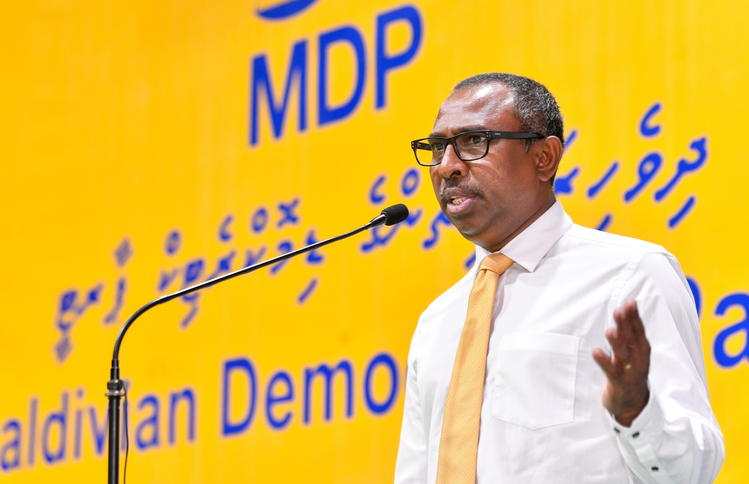 އެމްޑީޕީގެ ޕީޖީ ލީޑަރު އަލީ އާޒިމް، ރައްޔިތުންގެ މަޖިލީހުގެ މިދިޔަ ދައުރުގެ މަސައްކަތަކުގެ މައުލޫމާތު، ގައުމީ މަޖިލީހުގެ މެމްބަރުންނަށް ދެއްވަނީ.--- ފޮޓޯ: ފަޔާޒު މޫސާ / މިހާރު