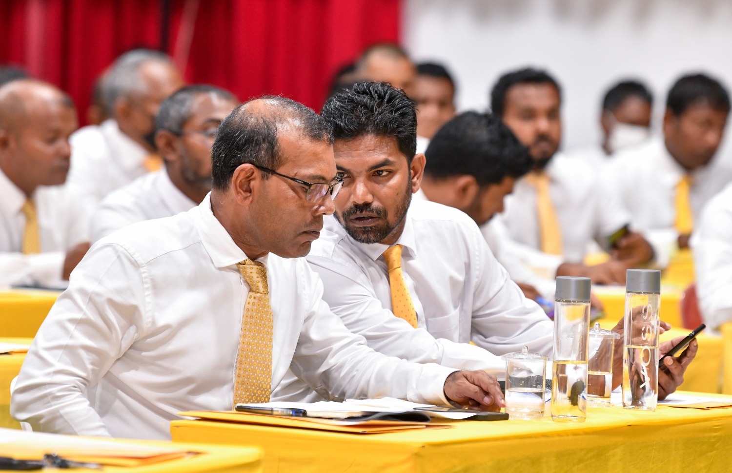 ނަަޝީދު ޝިފާޒްއާ އެކު ގައުމީ މަޖިލީހުގެ ބައްދަލުވުމެއްގައި: ޕާޓީގެ ނައިބު ރައީސަށް ނޭނގި ފިޔަވަޅު އަޅާ ކޮމިޓީ ނުބޭއްވޭނެ ކަަމަށް ވިދާޅުވި. -- ފޮޓޯ | މިހާރު