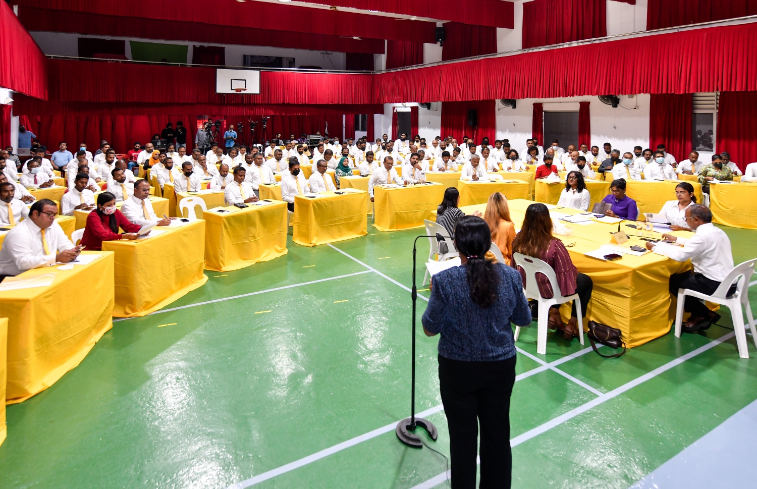 އެމްޑީޕީގެ ގައުމީ މަޖިލީހުގެ ޖަލްސާގައި މާލޭގެ ކުރީގެ މޭޔަރު ޝިފާ ވާހަކަ ދައްކަވަނީ: މި ޖަލްސާ އޮތީ އިސްކަންދަރު ސްކޫލުގައި.--- ފޮޓޯ: ފަޔާޒު މޫސާ / މިހާރު