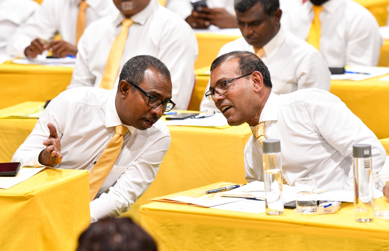 އިސްކަންދަރު ސްކޫލުގައި ބޭއްވި އެމްޑީޕީ ގައުމީ މަޖިލީހުގެ ޖަލްސާގައި އެ ޕާޓީގެ ރައީސް މުހައްމަދު ނަޝީދާއި ޕީޖީ ލީޑަރު އަލީ އާޒިމް މަޝްވަރާއެއްގައި.--- ފޮޓޯ: ފަޔާޒު މޫސާ / މިހާރު